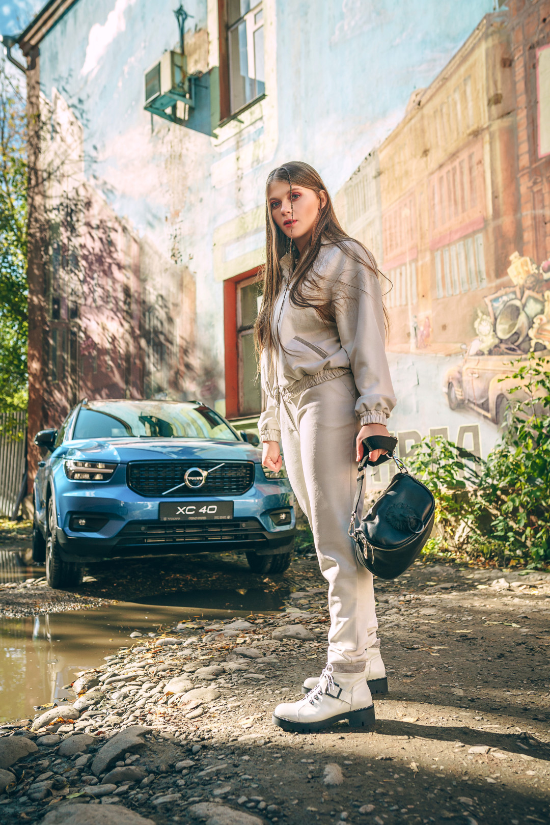 Колье, брюки и бомбер из экозамши (My Set) Ботинки Toscablu, сумка Renato Angi (Scarpe-Stile) Кроссовер Volvo XC40