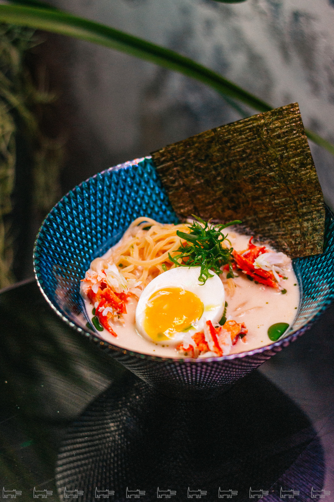 Крабовый рамен - Традиционный японский рамен на крабовом биске, с крабом и томатами. Цена: 490 руб