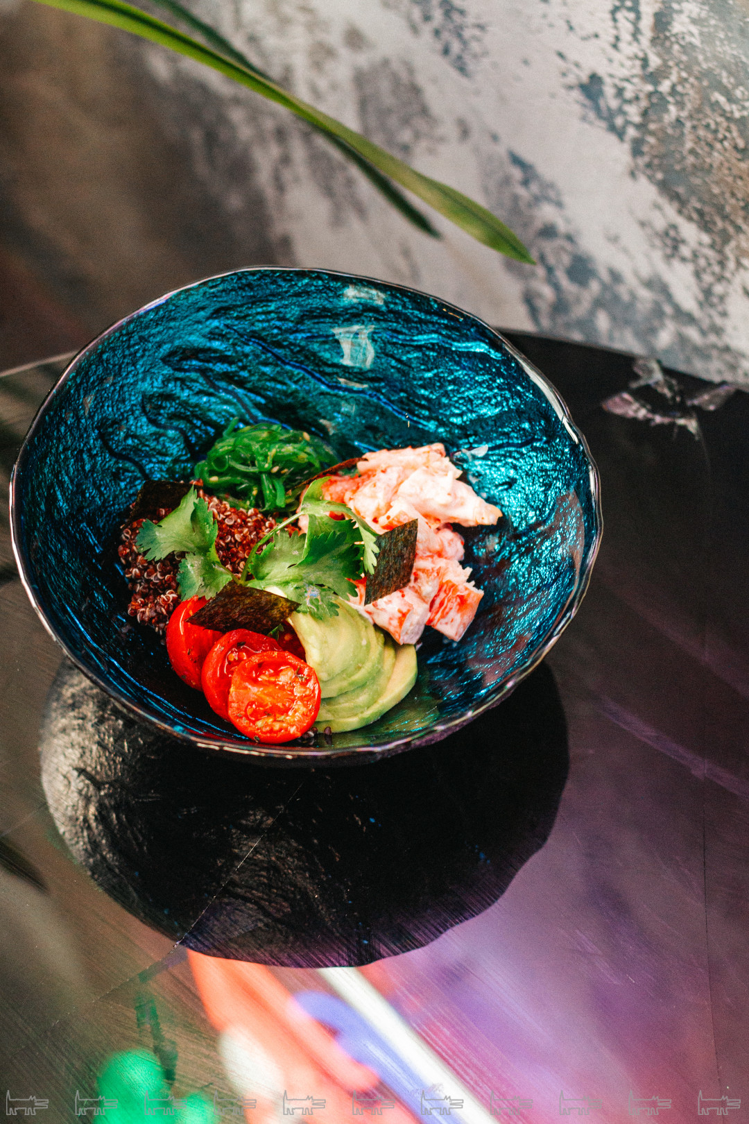 Поке с крабом - Перуанское поке с крабом, киноа, авокадо с соусом Асуми. Цена: 490 руб