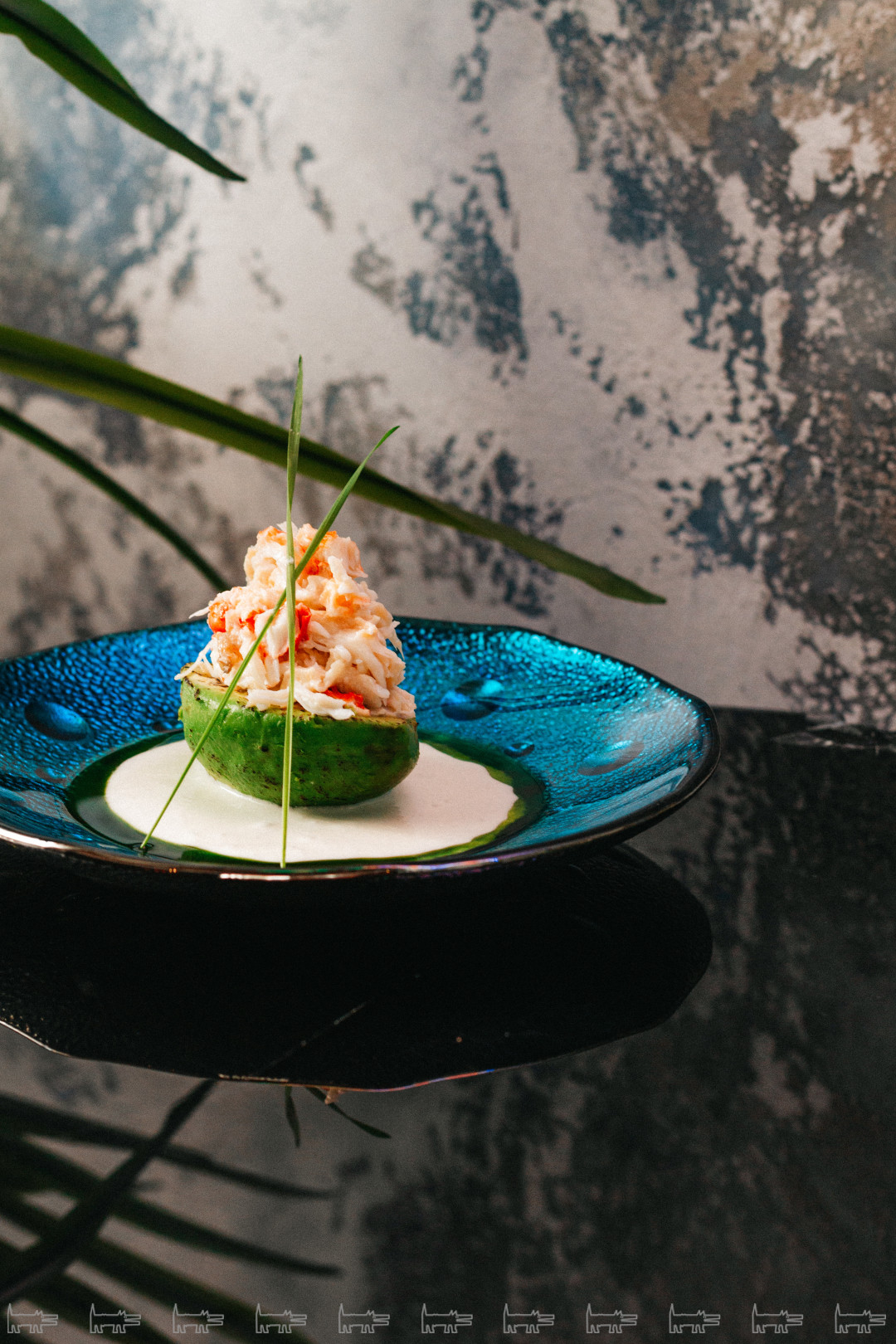 Тар-тар из краба на авокадо - Тар-тар из краба в соусе Тайгермилк на половинке из обожженного авокадо. Цена: 490 руб