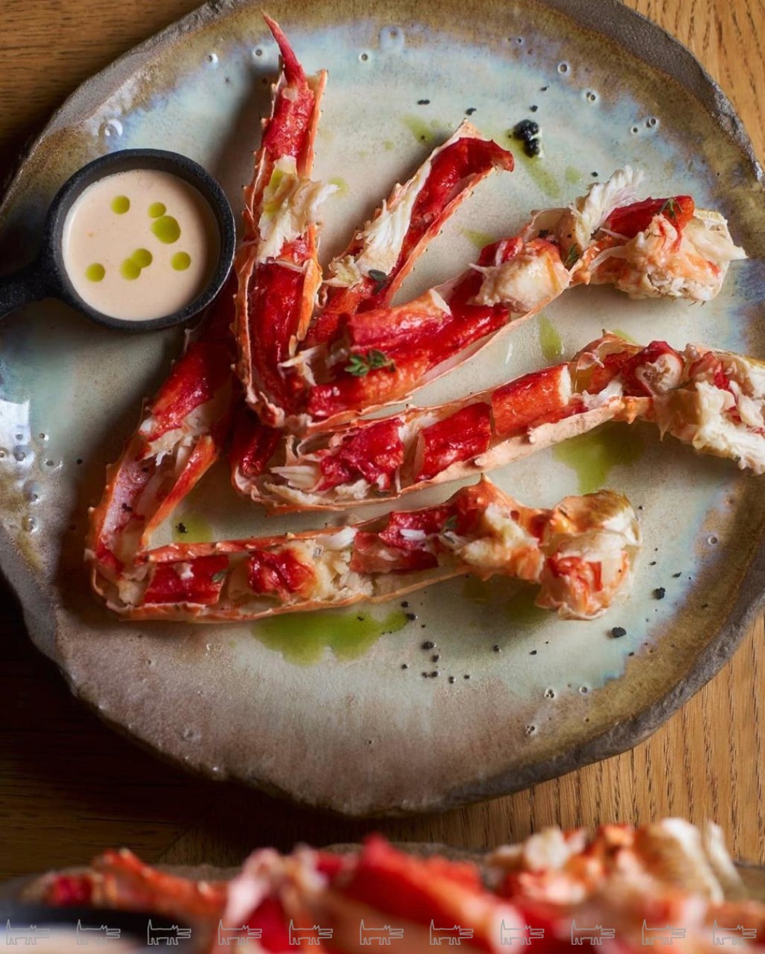 Фаланги краба на пару с икорным соусом