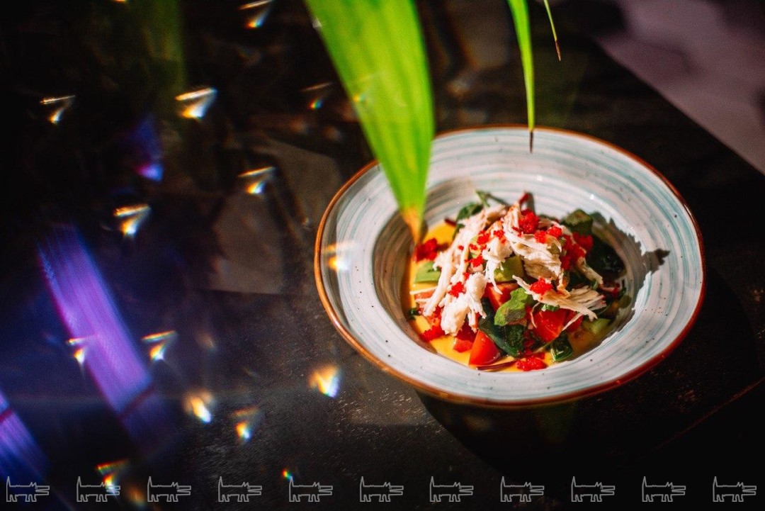 Микс салат с Камчатским крабом и соусом манго-маракуйя, 390 руб