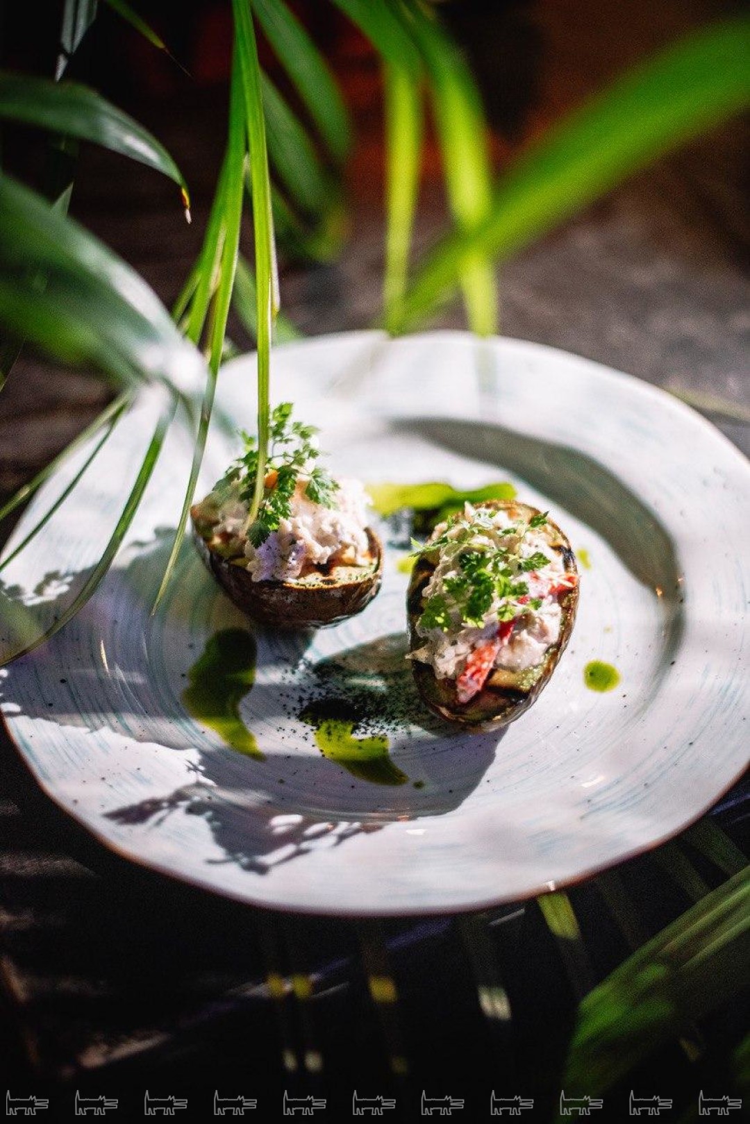 Авокадо гриль с крабом и соусом из эстрагона и лайма, 480 руб