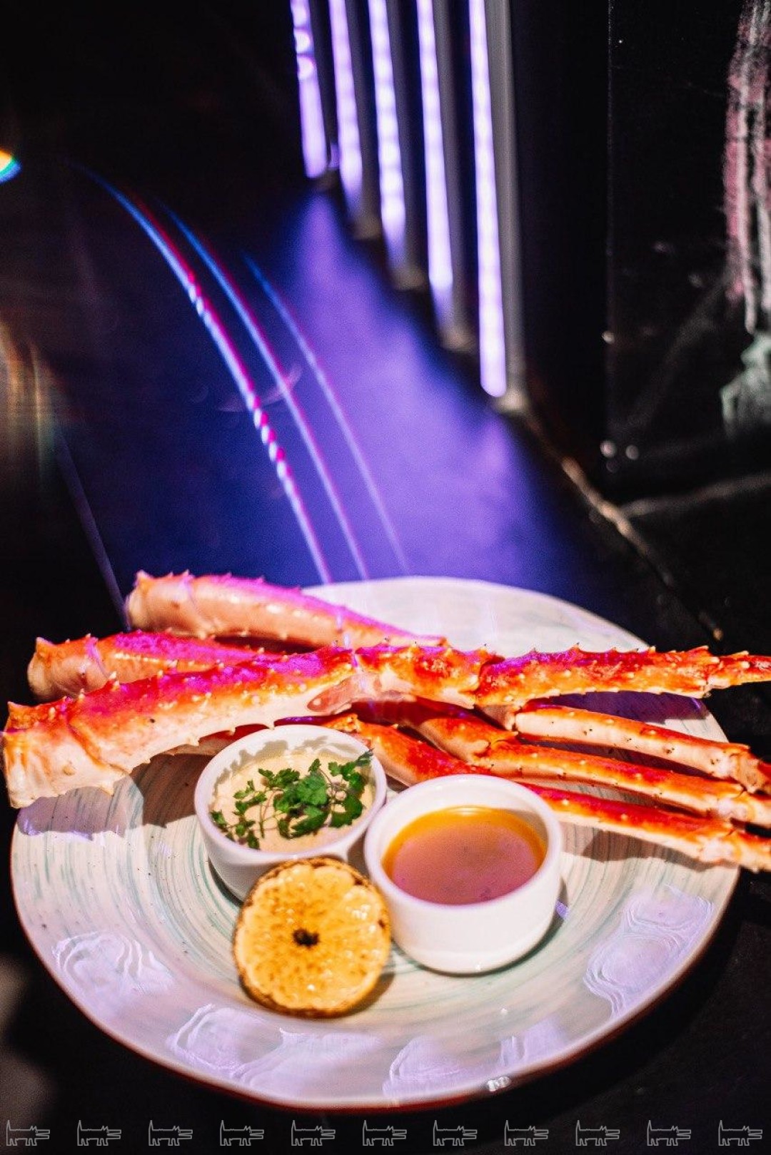 Клешни краба на пару с шафрановым соусом и ароматным маслом, 1400 руб