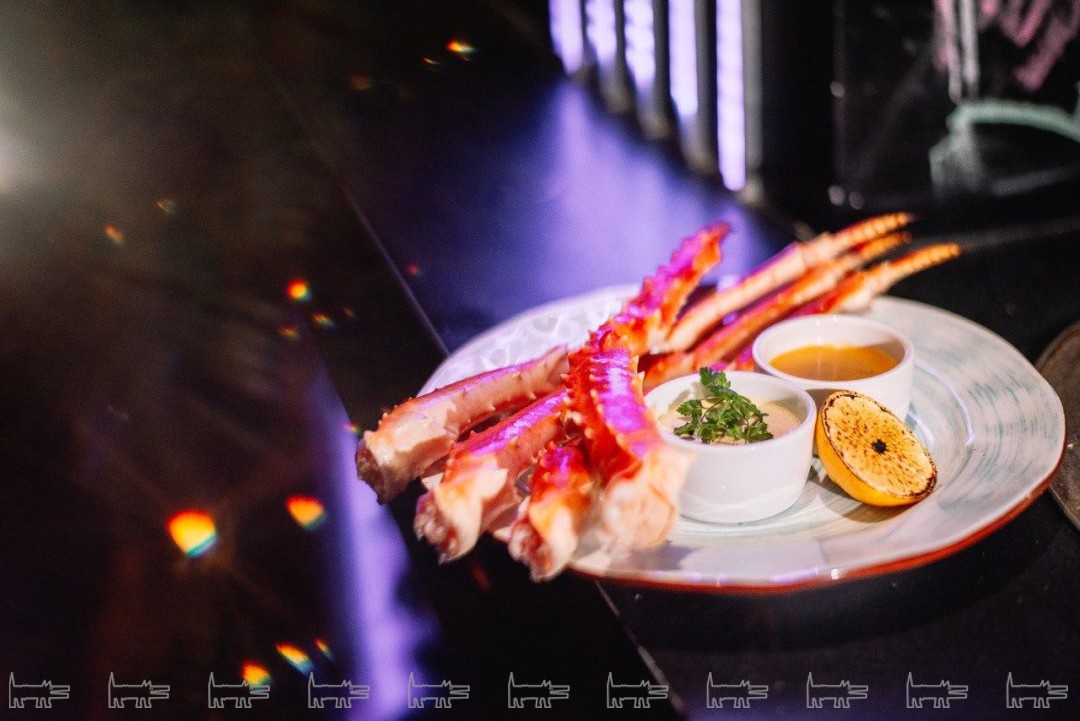 Клешни краба на пару с шафрановым соусом и ароматным маслом, 1400 руб