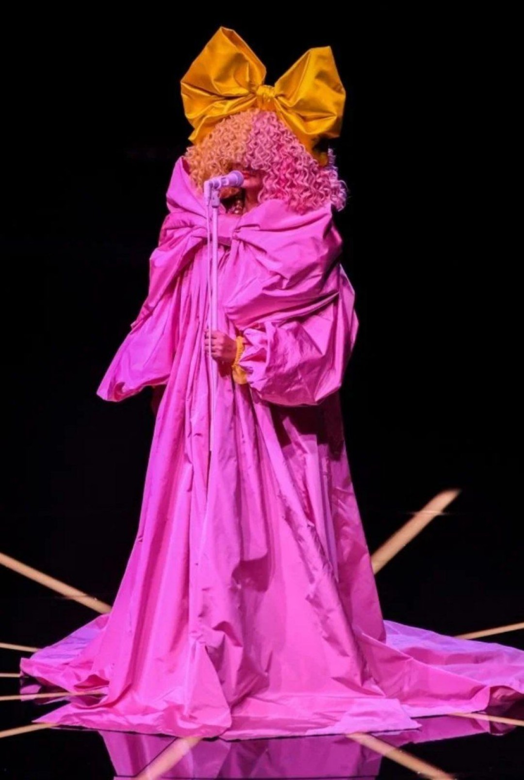 Сиа в Dolce & Gabbana