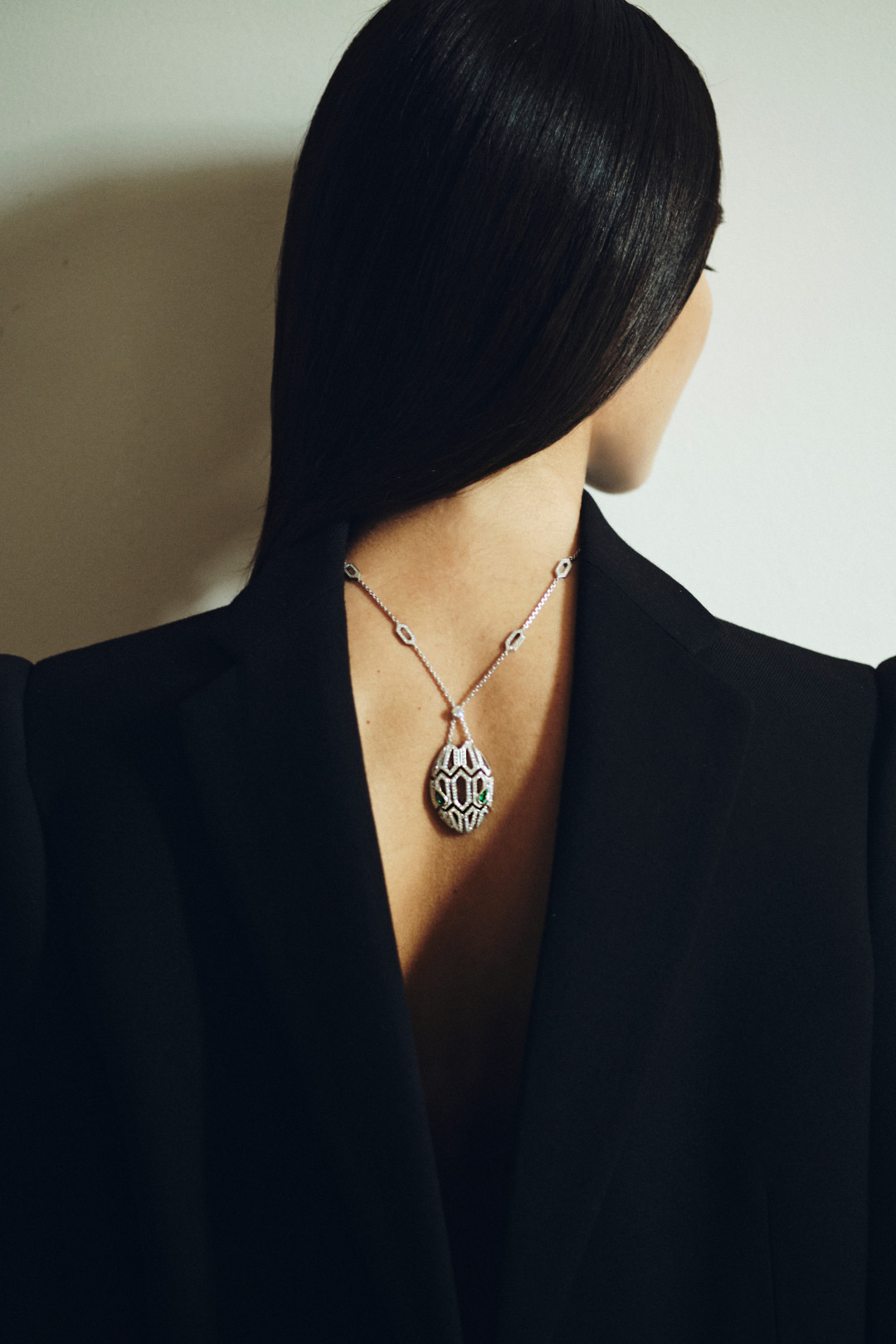 Жакет Balenciaga — собственность героини, колье Bvlgari