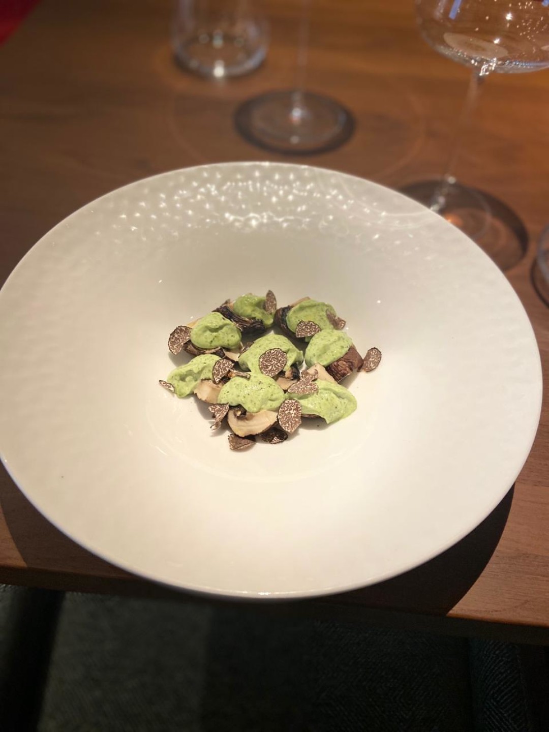 Портобелло на гриле с пикантным айоли и свежим трюфелем