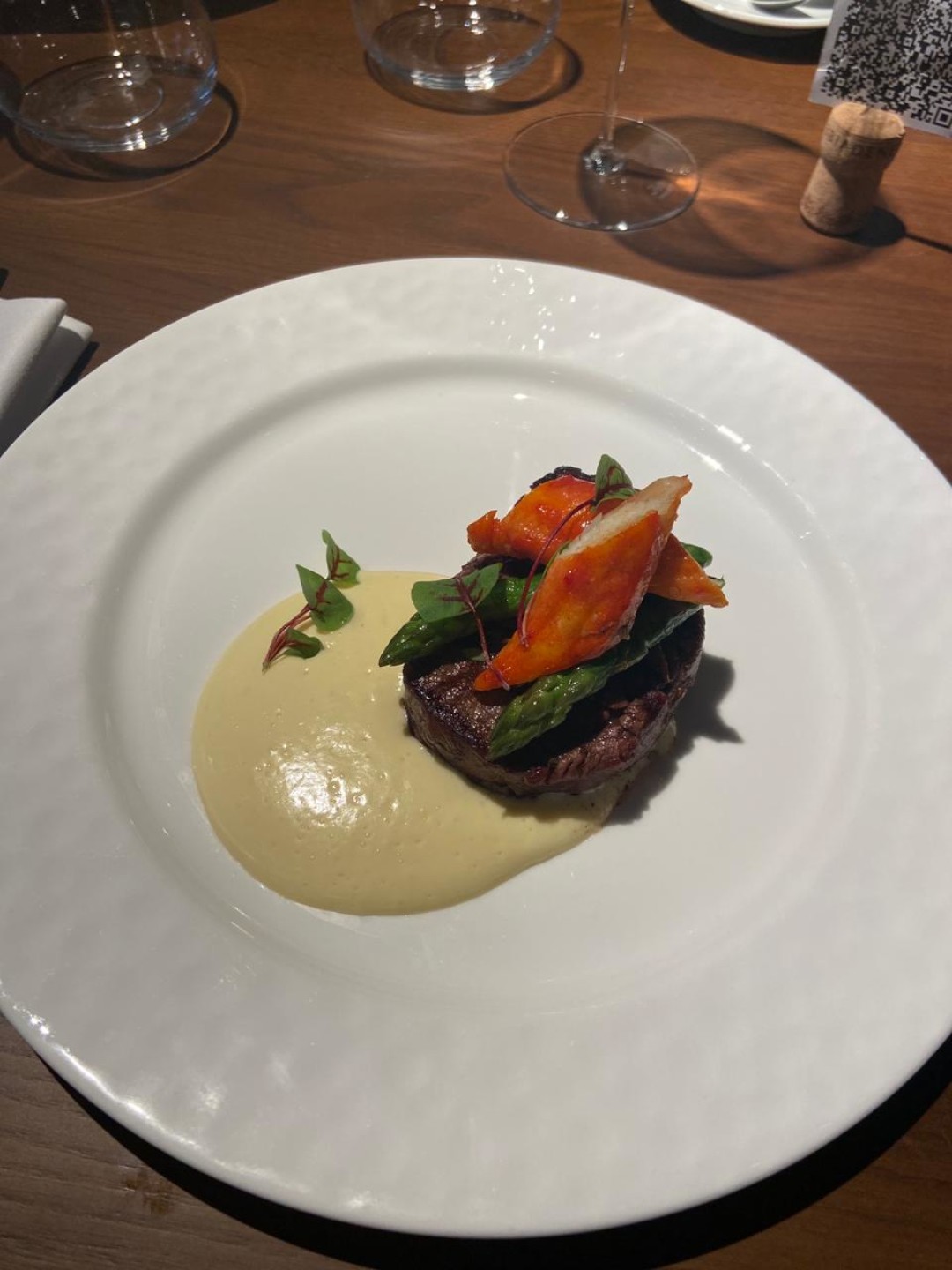 Филе-миньон с крабом и соусом беарнез