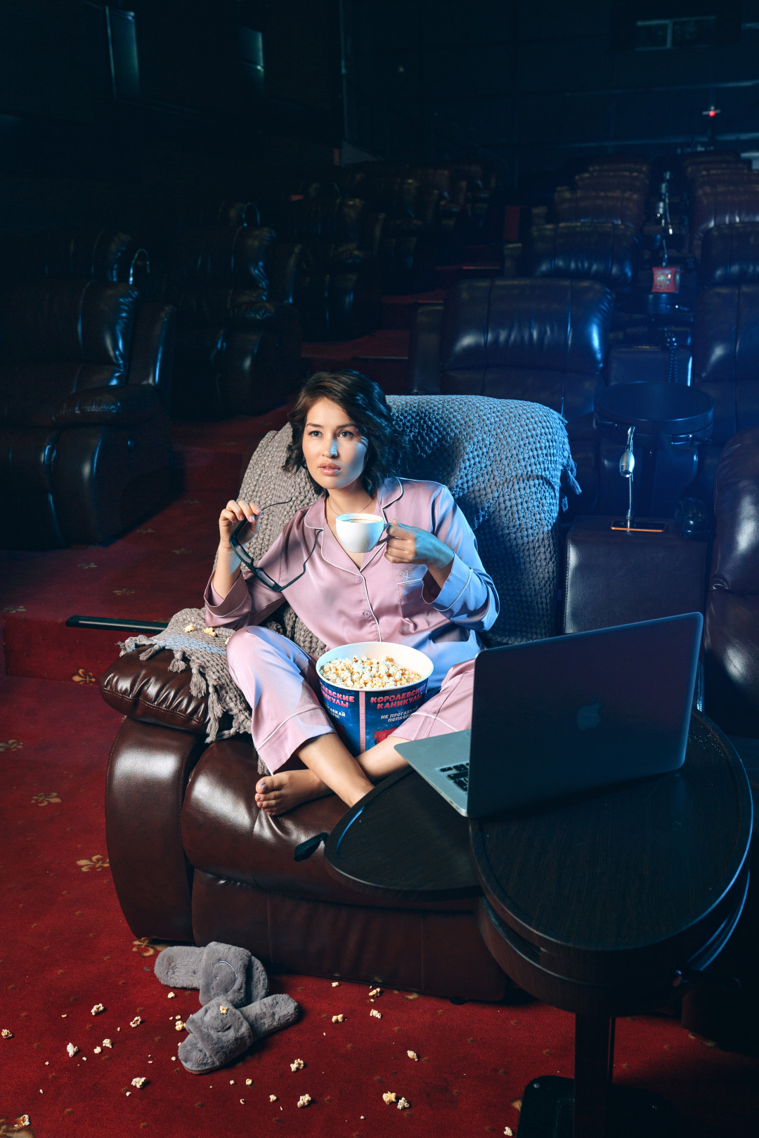 Пижама, тапочки, плед Luxe Premium Локация Don Otello Макияж и укладка студия "ЛИЦА"