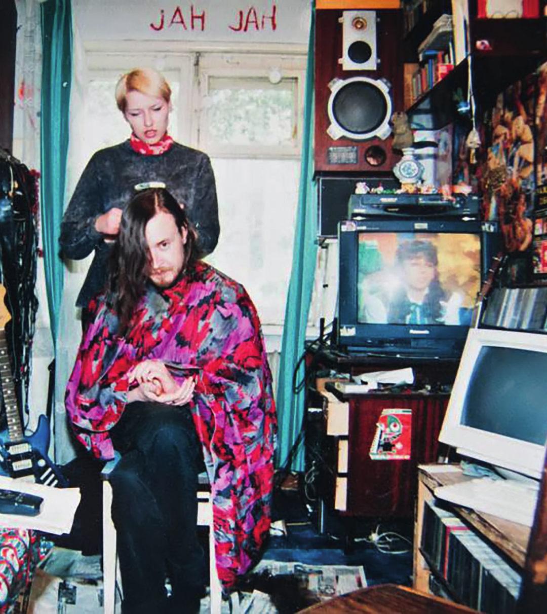 Егор Летов у себя дома в Омске. Фото из архива Натальи Чумаковой