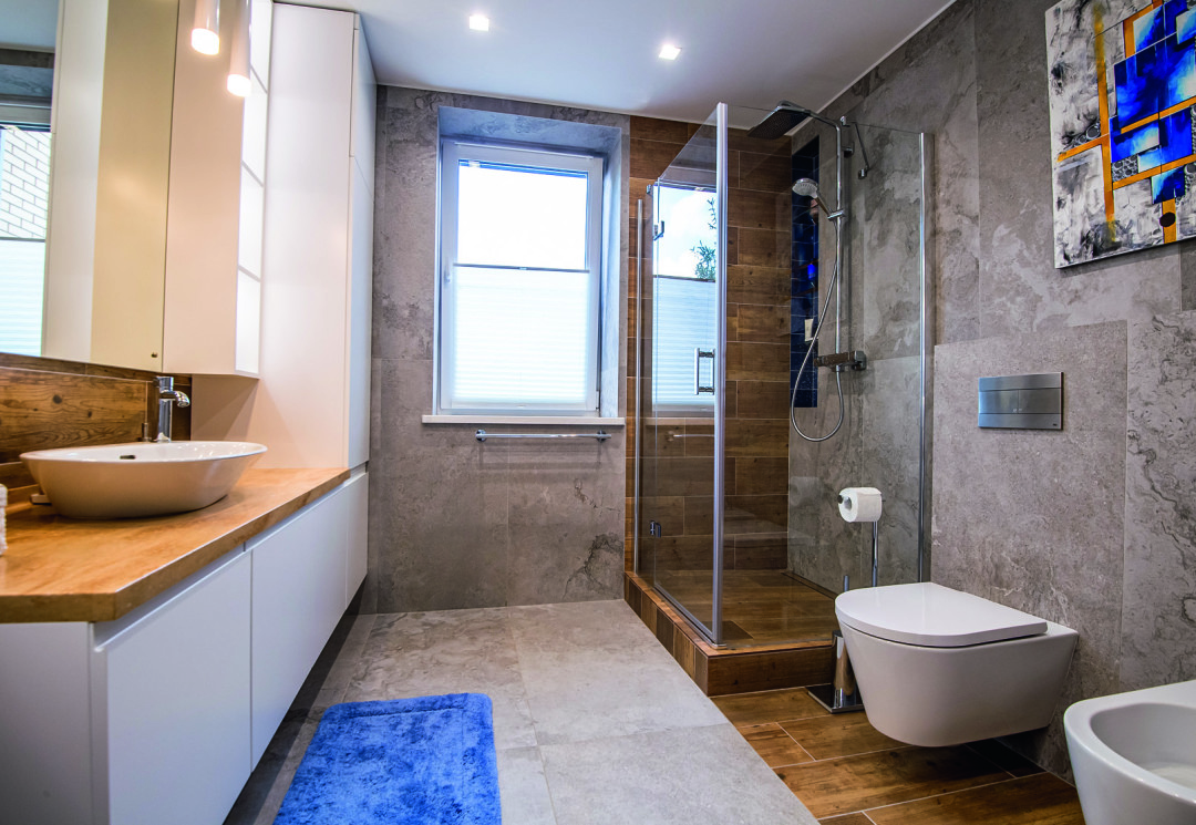 В обустройстве ванных комнат дизайнерам помогли консультанты салона «Мир ванных комнат». Здесь были приобретены смесители и душевые системы Hansgrohe