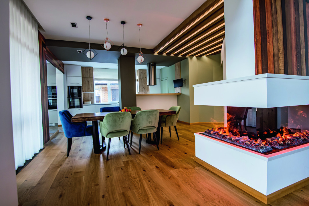 В качестве напольного покрытия в интерьере выбрали инженерную доску. Для финишного покрытия поверхности использовали твердый воск, получаемый из