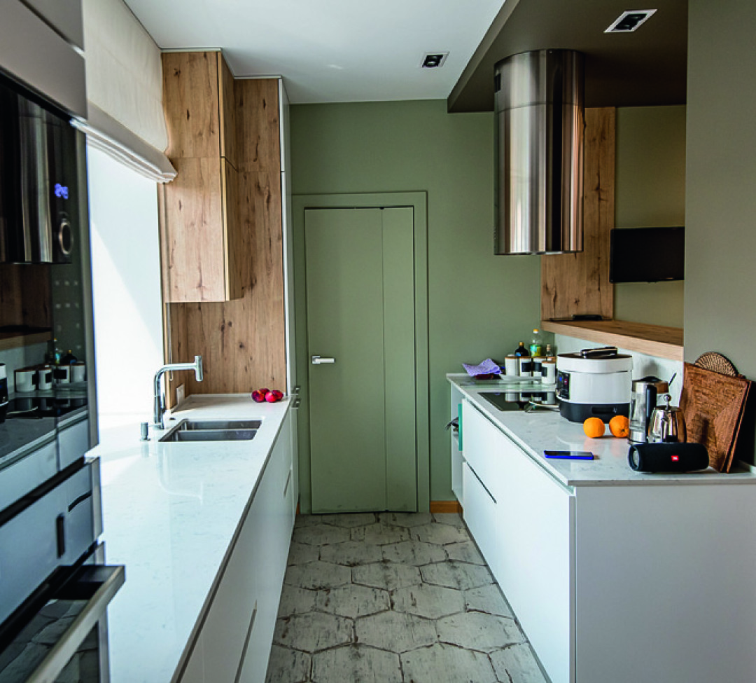 Для обустройства кухни в салоне Aran были подобраны модули из двух линеек: Erica и Mia. Сочетание белого лака и ламинированного фасада под дерево