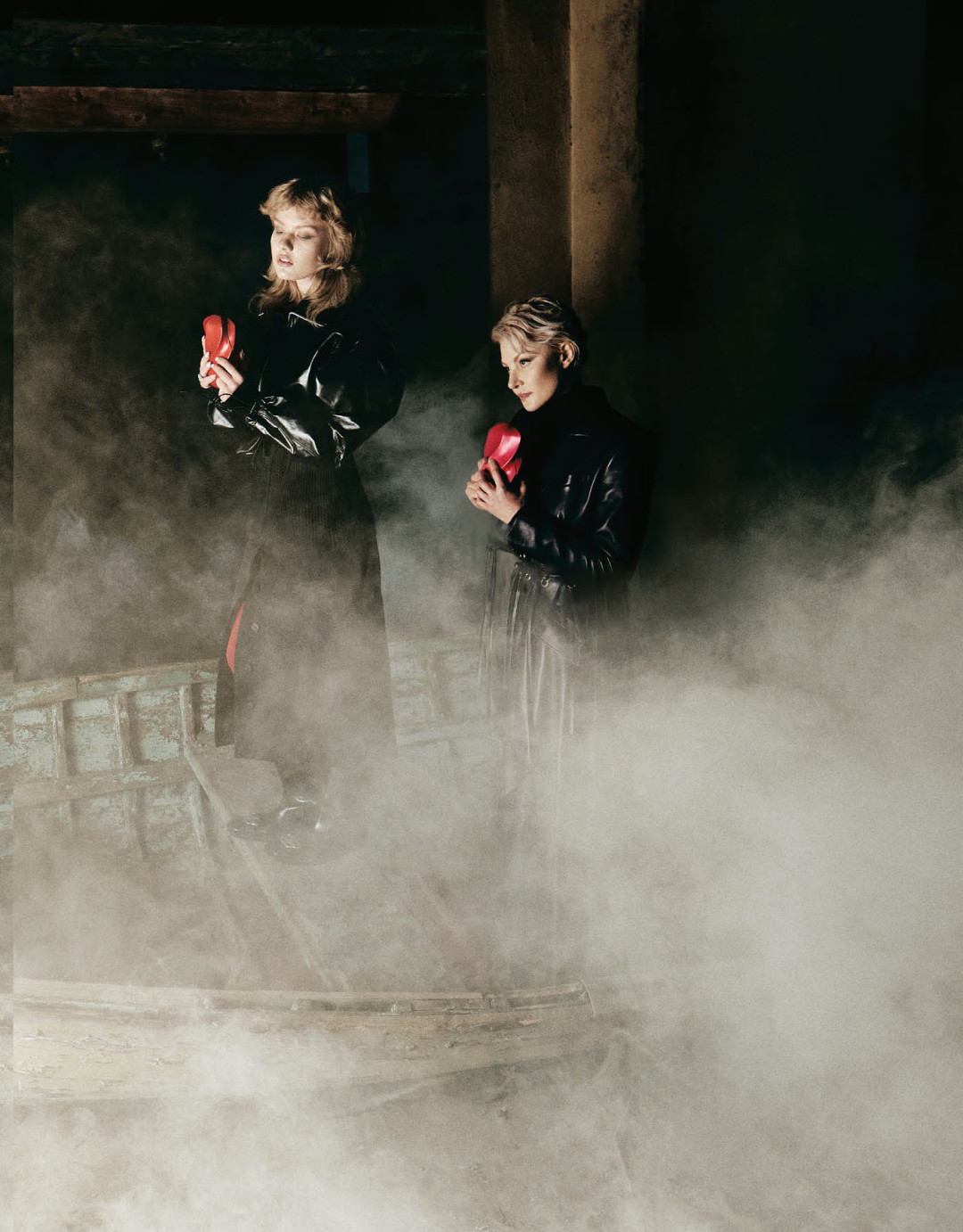 На Ульяне: куртка и клатч Bottega Veneta, юбка Balenciaga (все — ДЛТ) На Ренате: плащ Alexander McQueen, бадлон и клатч Bottega Veneta (все — ДЛТ)