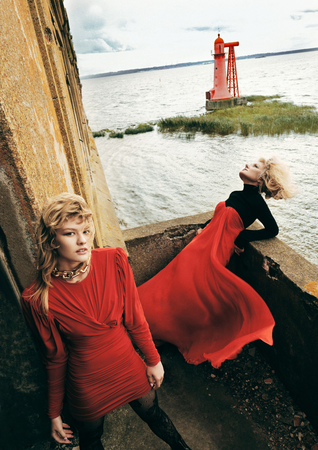 На Ренате: бадлон Bottega Veneta, платье Alexander McQueen (все — ДЛТ) На Ульяне: платье Isabel Marant, цепь Bottega Veneta (все — ДЛТ)