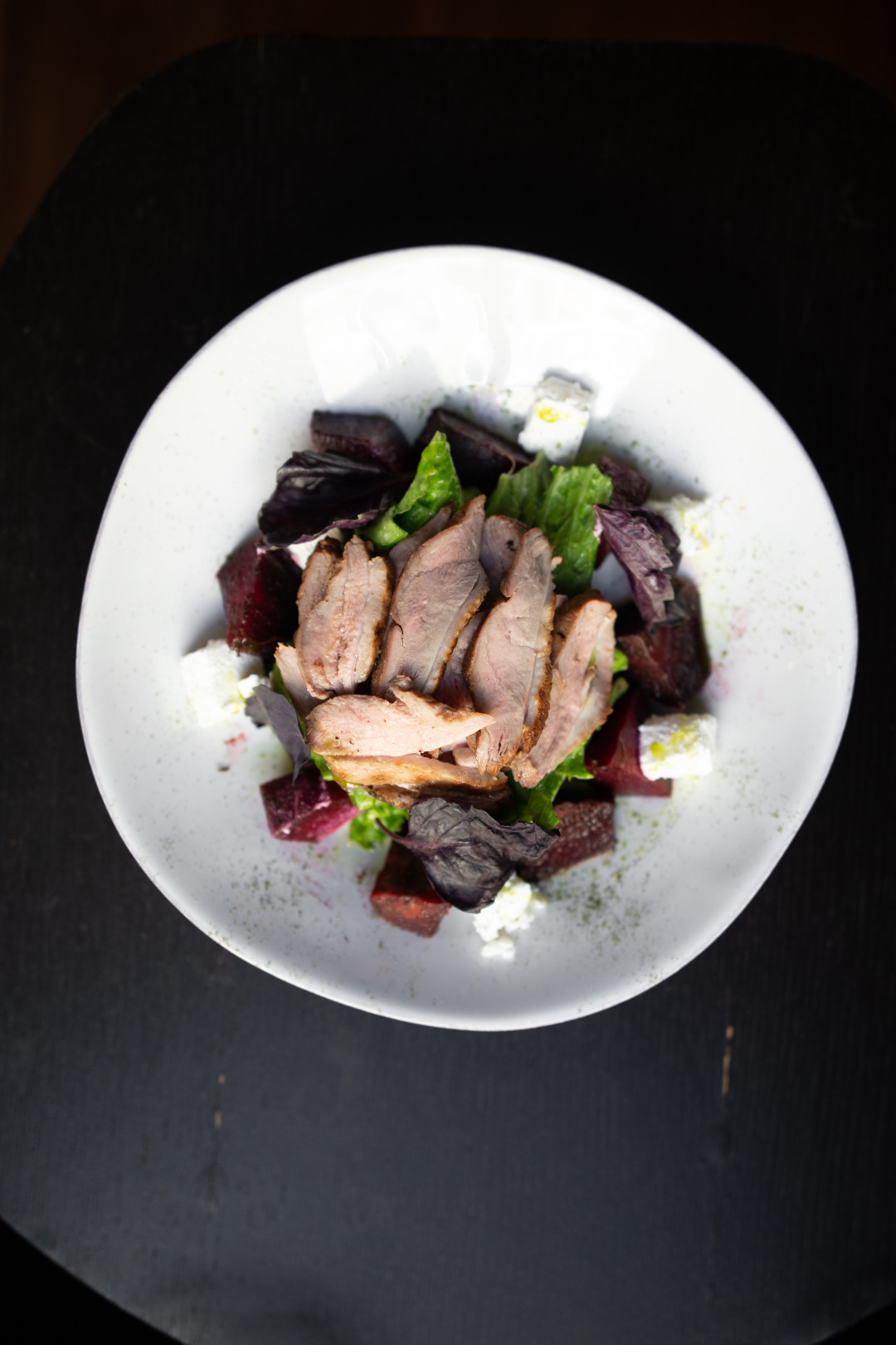 Салат с печеной свеклой и подкопченной уткой