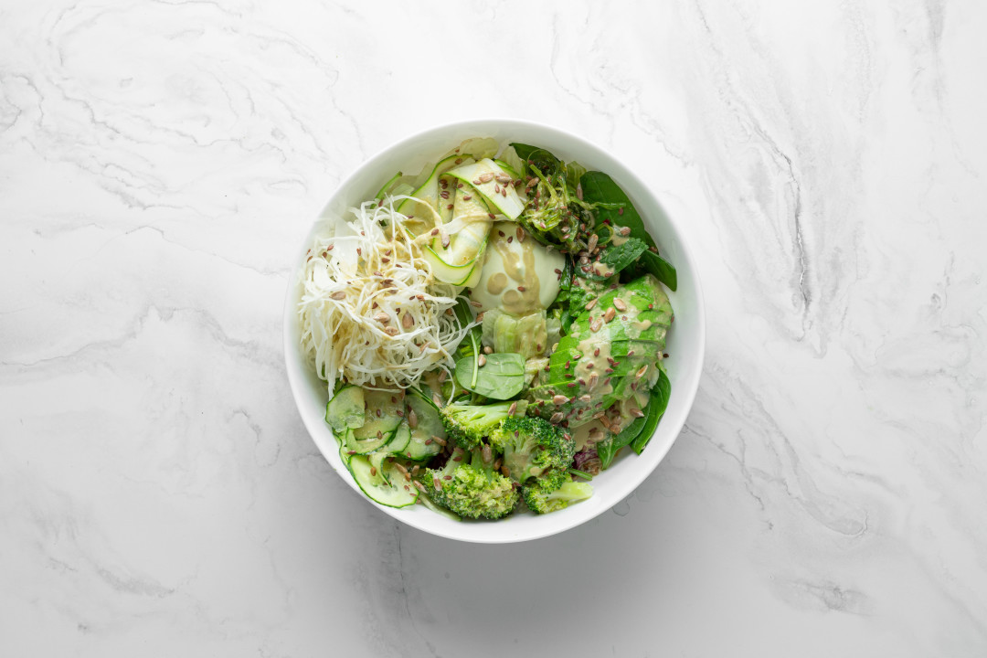 Салат с брокколи и кокосовым тахини