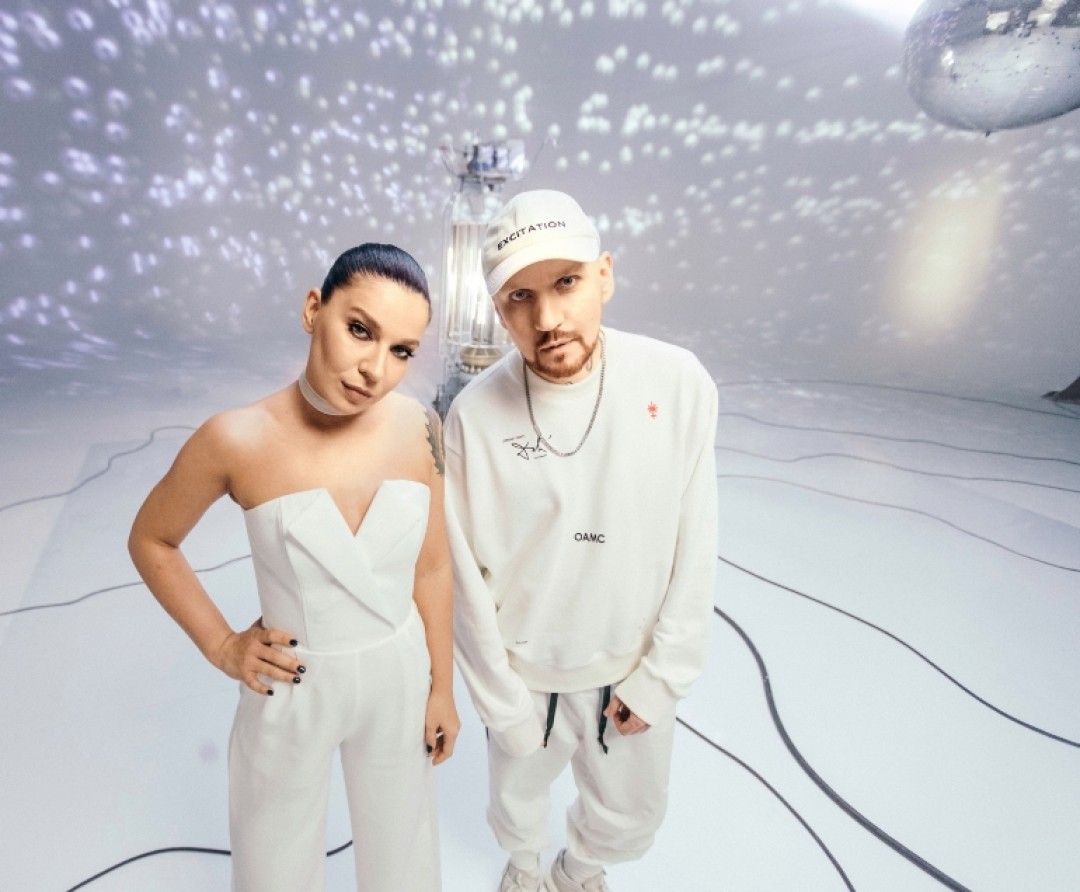 На съёмках музыканты фантазировали, в какое время отправились бы, имея машину времени, как у главных героев. «Только не в восьмидесятые