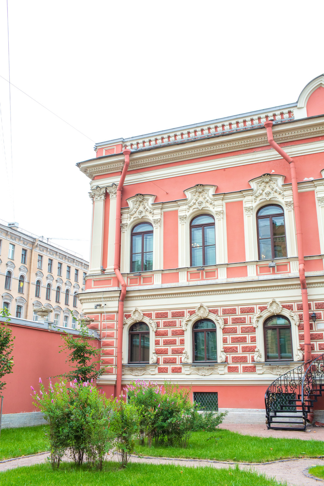 Часть двора