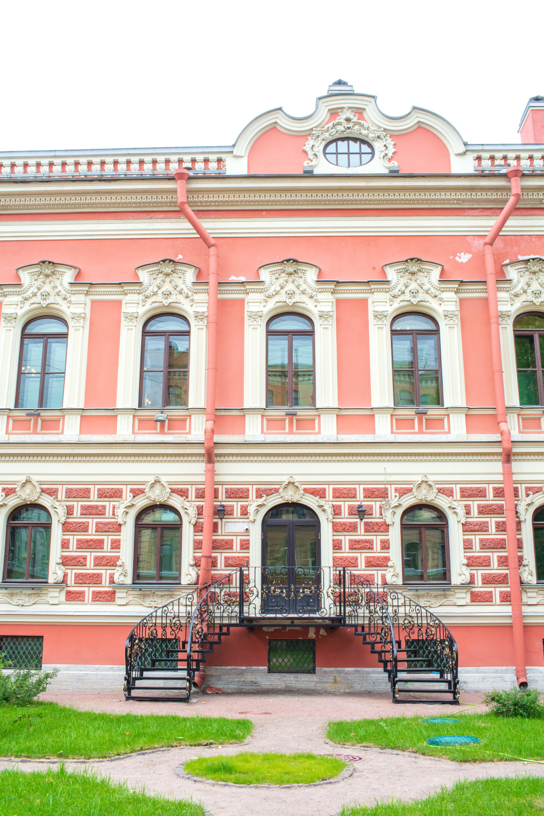 Часть двора