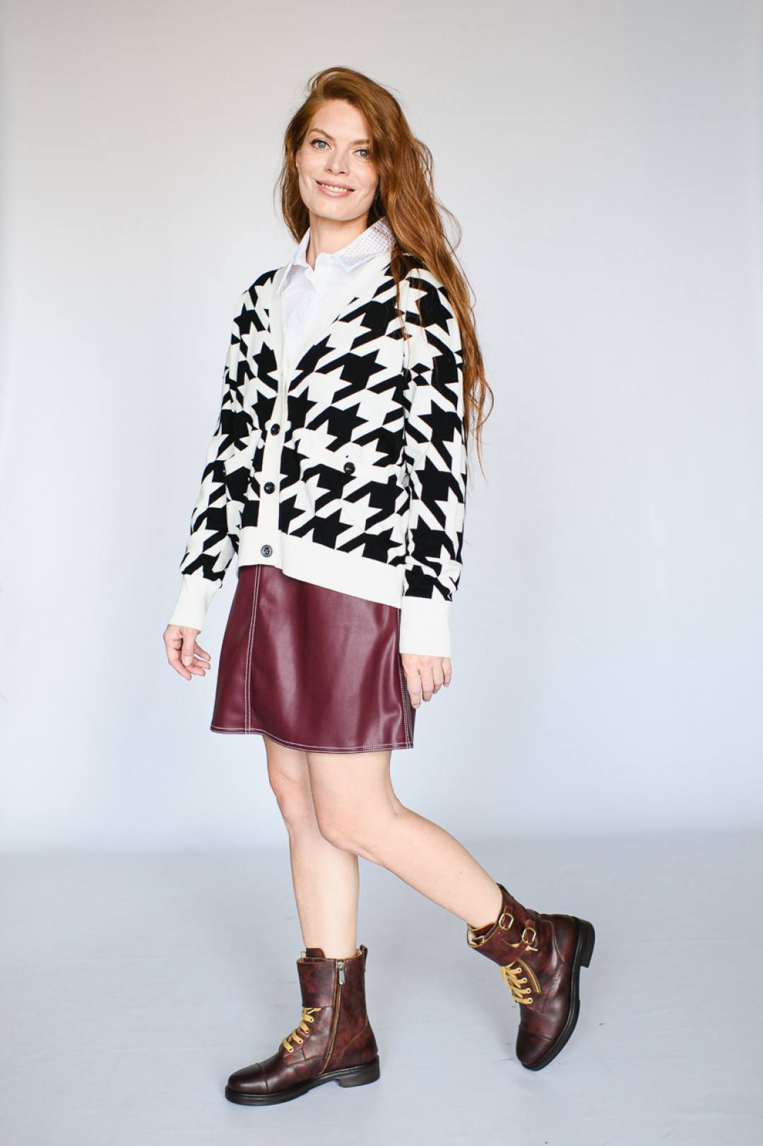 На Светлане: Юбка Sfizio, 14200 руб. Кардиган Marella, 24500 руб. Рубашка Marella, 13600 руб. Ботинки Doucals, 40300 руб.