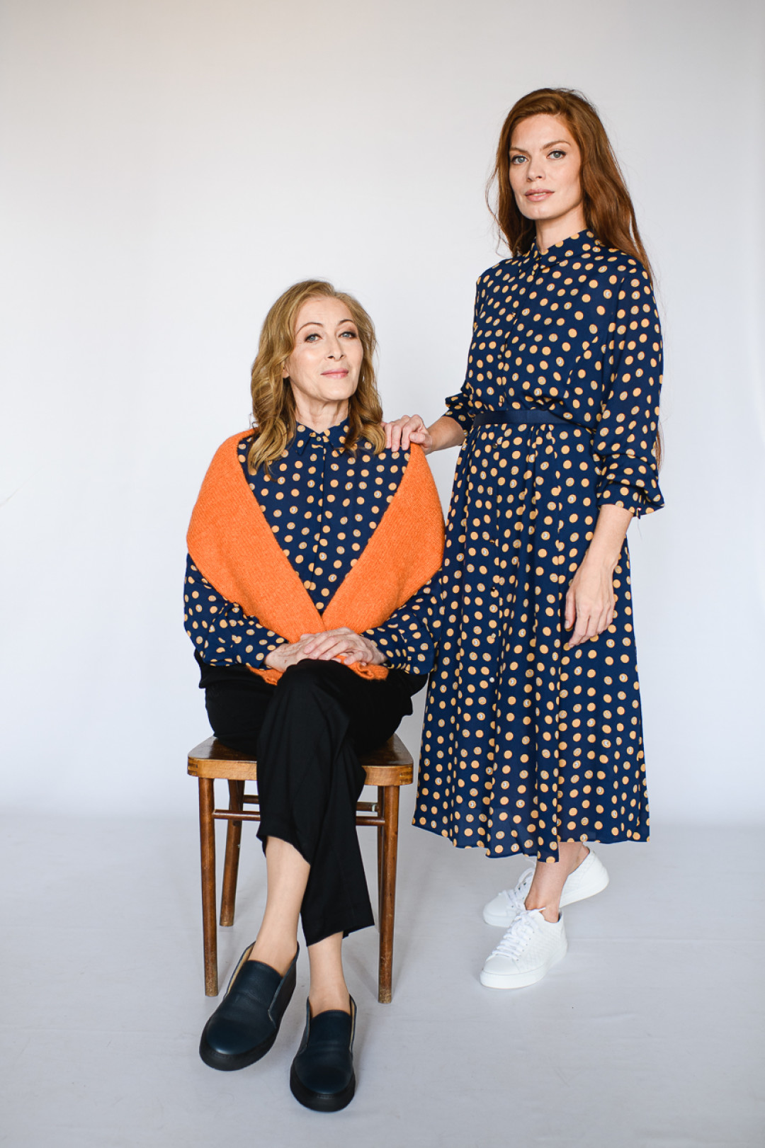 На Гульнур: Джемпер Iblues, 14400 руб. Блуза и брюки Pennyblack, 12400 руб. и 20500 руб. Ботинки Doucals, 23700 руб. На Светлане: Платье Pennyblack