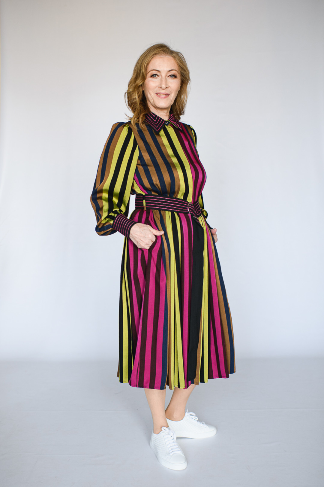 На Гульнур: Платье Sfizio, 33900 руб. Кроссовки Doucals, 28200 руб.