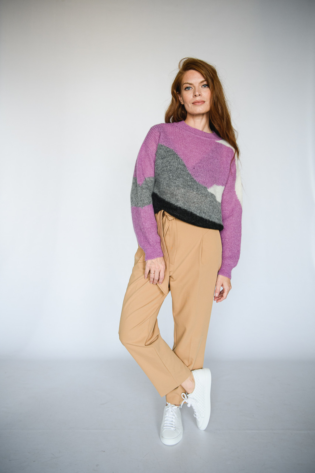 На Светлане: Джемпер Iblues,19300 руб. Брюки Marella, 16800 руб. Кроссовки Doucals, 28200 руб.