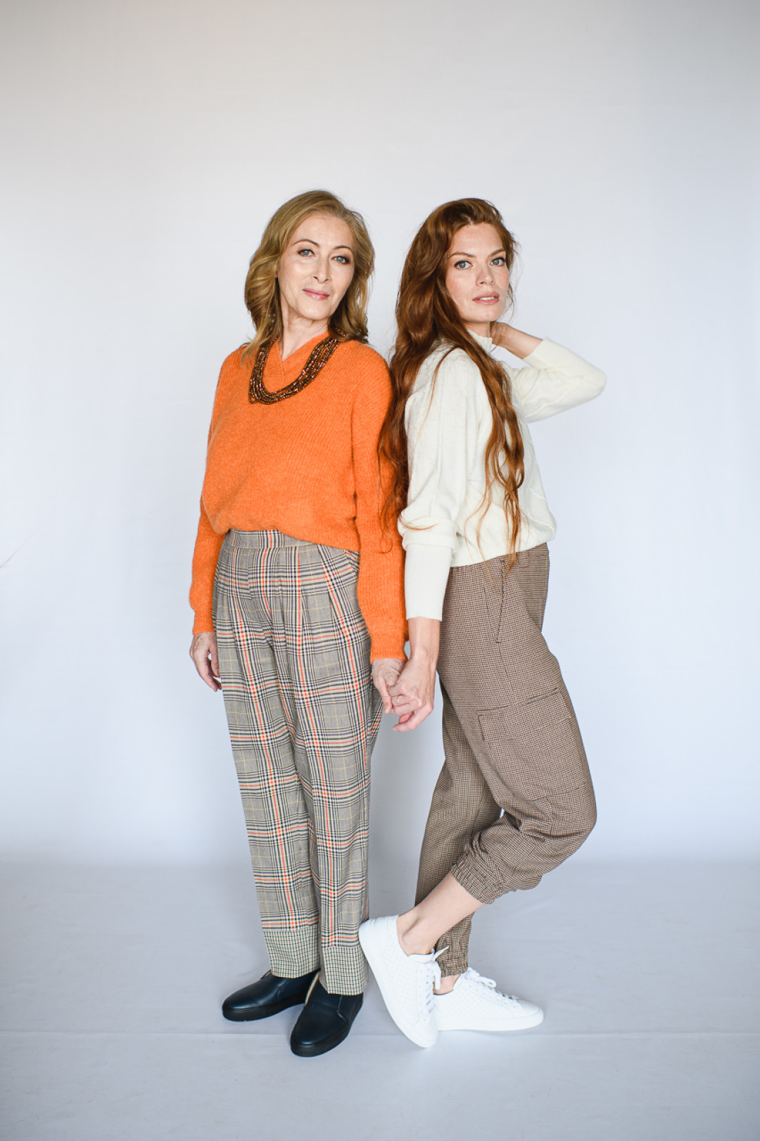 На Гульнур: Джемпер Iblues, 14400 руб. Брюки Sfizio, 19400 руб. Ботинки Doucals, 23700 руб. Ожерелье Marella, 6000 руб. На Светлане: Джемпер Marella