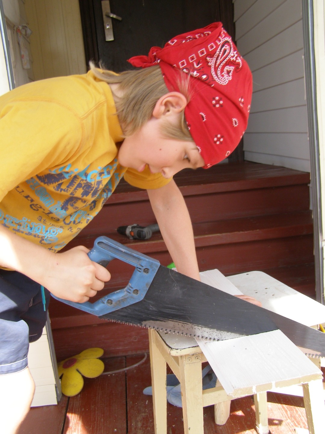 Восьмилетний Мартин помогает отцу в работе по дому