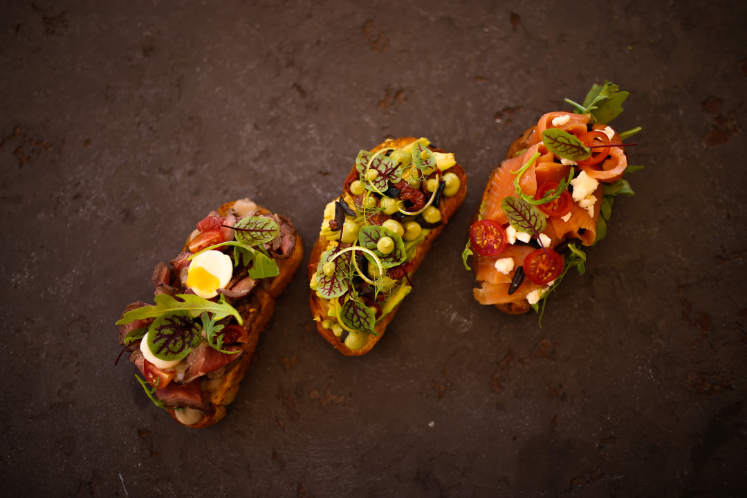 Брускетты с лососем, с авокадо, с томатами и анчоусами