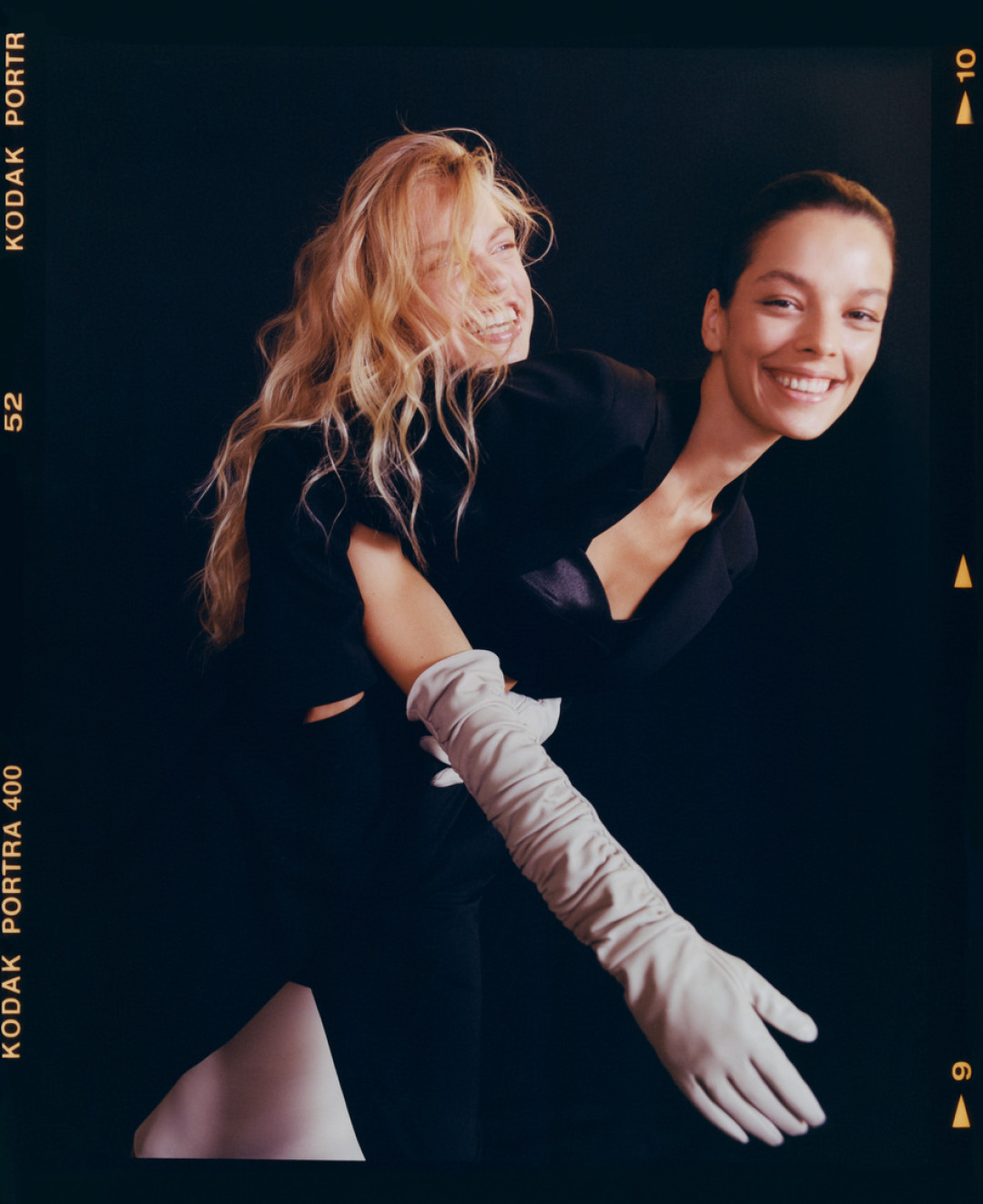 Длинные перчатки, 2499 руб.