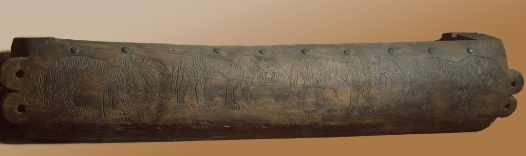 Саркофаг-колода с крышкой. Создано: Россия. Пазырыкская культура. VI в. до н.э. Найдено: Второй Башадарский курган (раскопки С.И. Руденко 1950 г