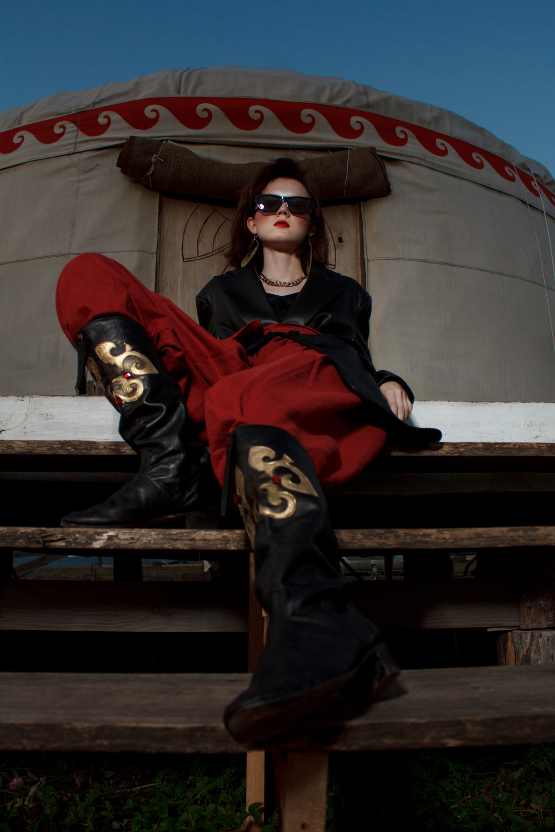 Очки DIOR, колье STYLIST’S OWN, серьги ORNAMO, жакет NANUSHKA, топ ZARA, брюки и пояс UMAY ETHNO, сапоги VINTAGE NO-NAME