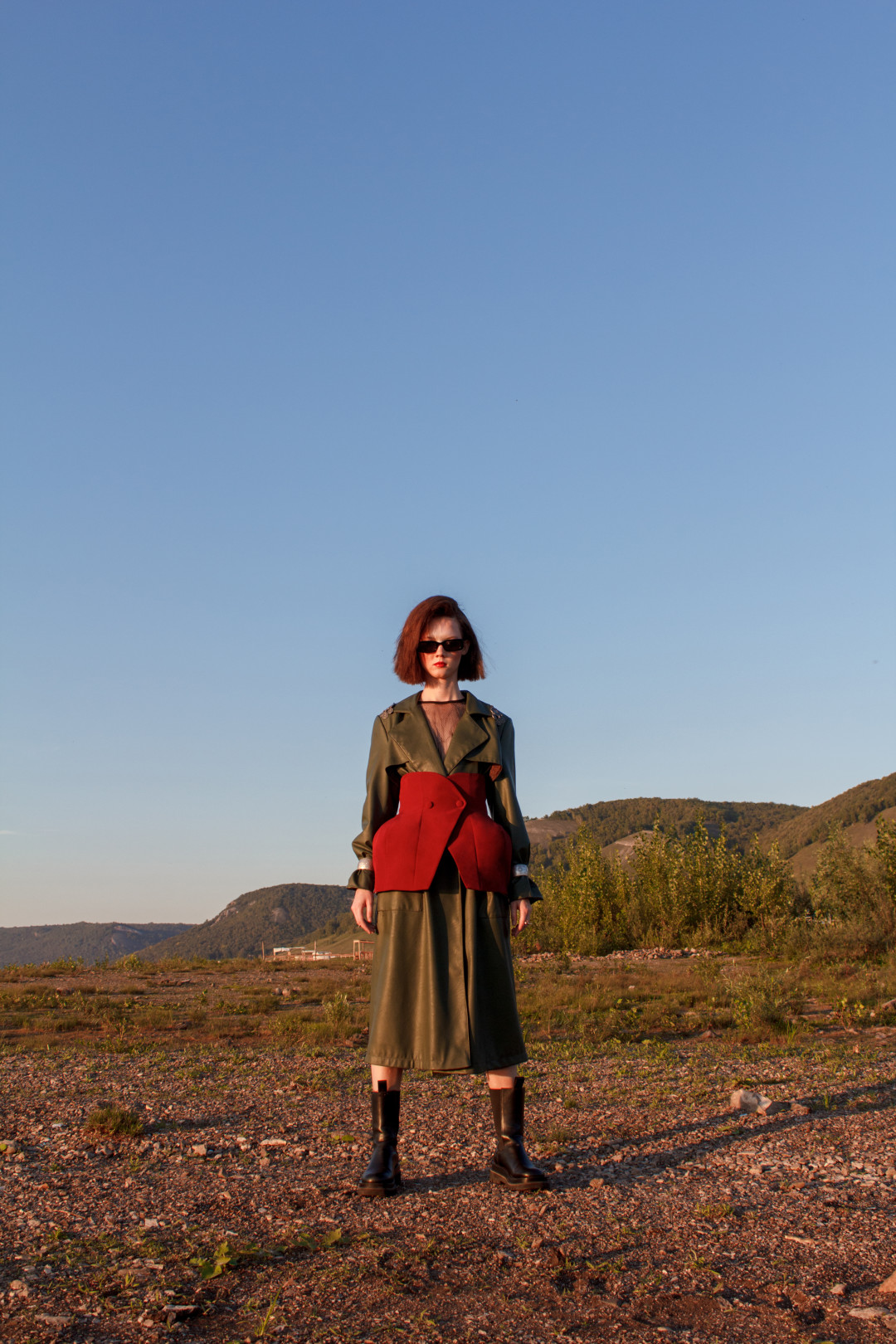 Тренч MARY.AM CONCEPT баска CIMER, блуза ISELIN, очки ASOS DESIGN, украшения на тренче AGIDEL, ботинки BOTTEGA VENETA, браслеты BOGATSTVO NACII