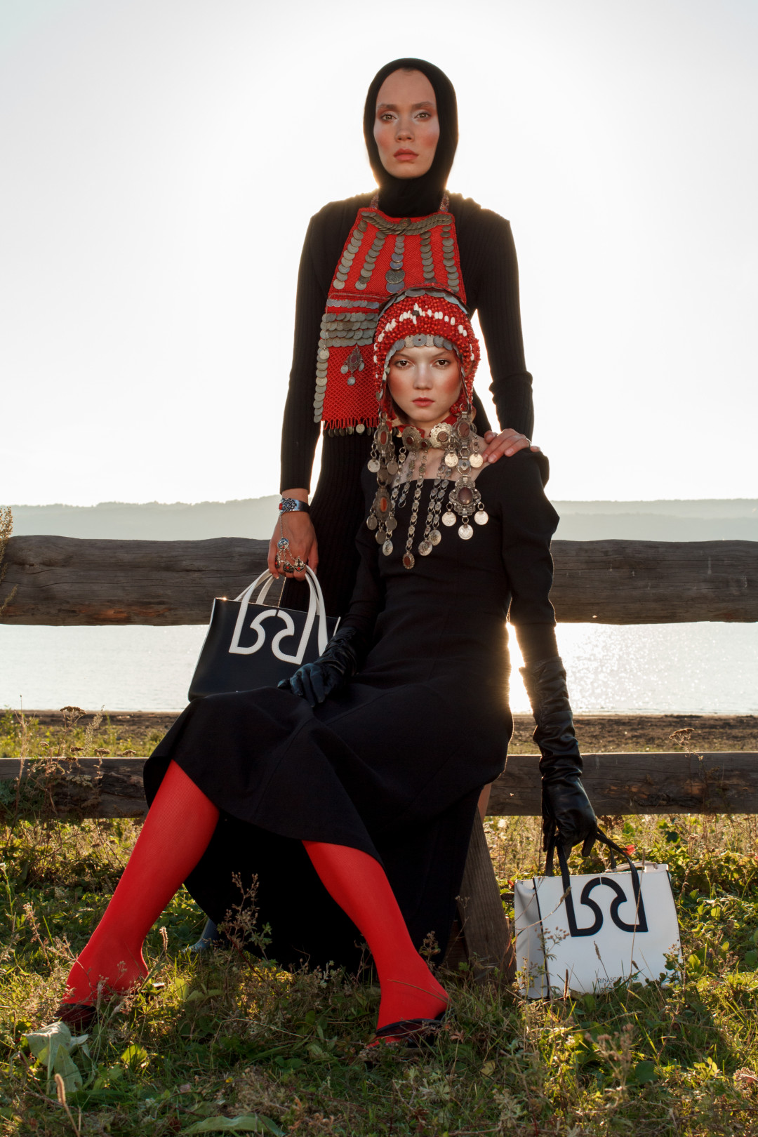 На Энже: капор STYLIST’S OWN, нагрудник VINTAGE NO-NAME, платье CARNELIAN, браслет с кольцами SELTAR102, ботинки ZARA, сумка RINASCIMENTO На Гюль