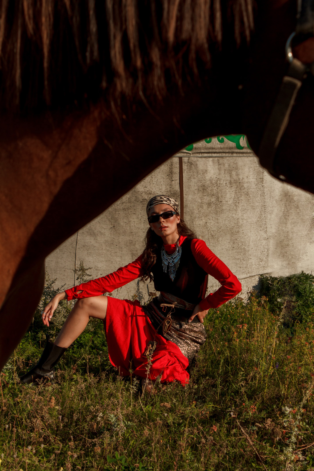 Платок TOPSHOP, очки ASOS DESIGN, платье HAKIMOV IDEL, майка CITY SAND, колье SELTAR102, ремень ANTQ, аксессуары на ремне UMAY ETHNO юбка 8.2, кольца