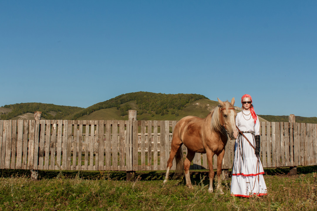 Платок AGIDEL, очки NEOLOOK, казаки SELECTED FEMME, перчатки FRANCESCO MARCONI, платье HAKIMOV IDEL, пояс TIKITORCH, колье STYLIST’S OWN, серьги