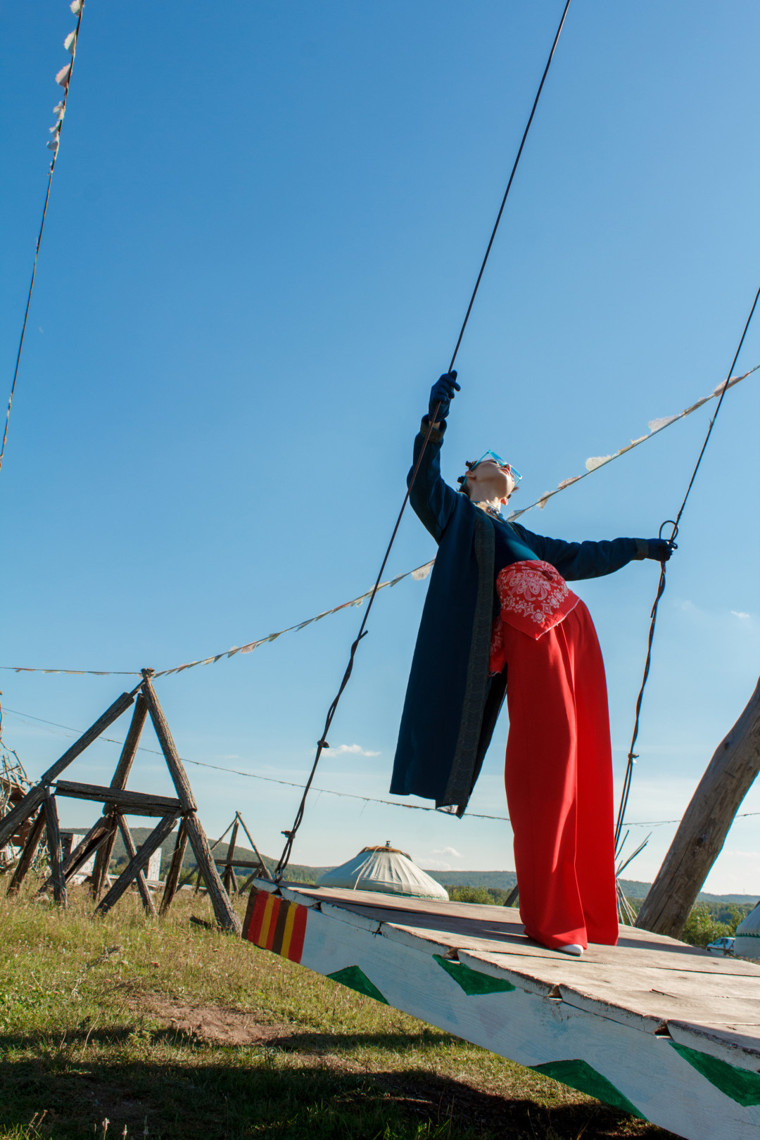 Очки NAU, перчатки CAROLINA AMATO, колье FREY WILLE, жакет-елян MILYASH KEI, боди EBONIE N IVORY, брюки CIMER, платок AGIDEL, туфли JIL SANDER