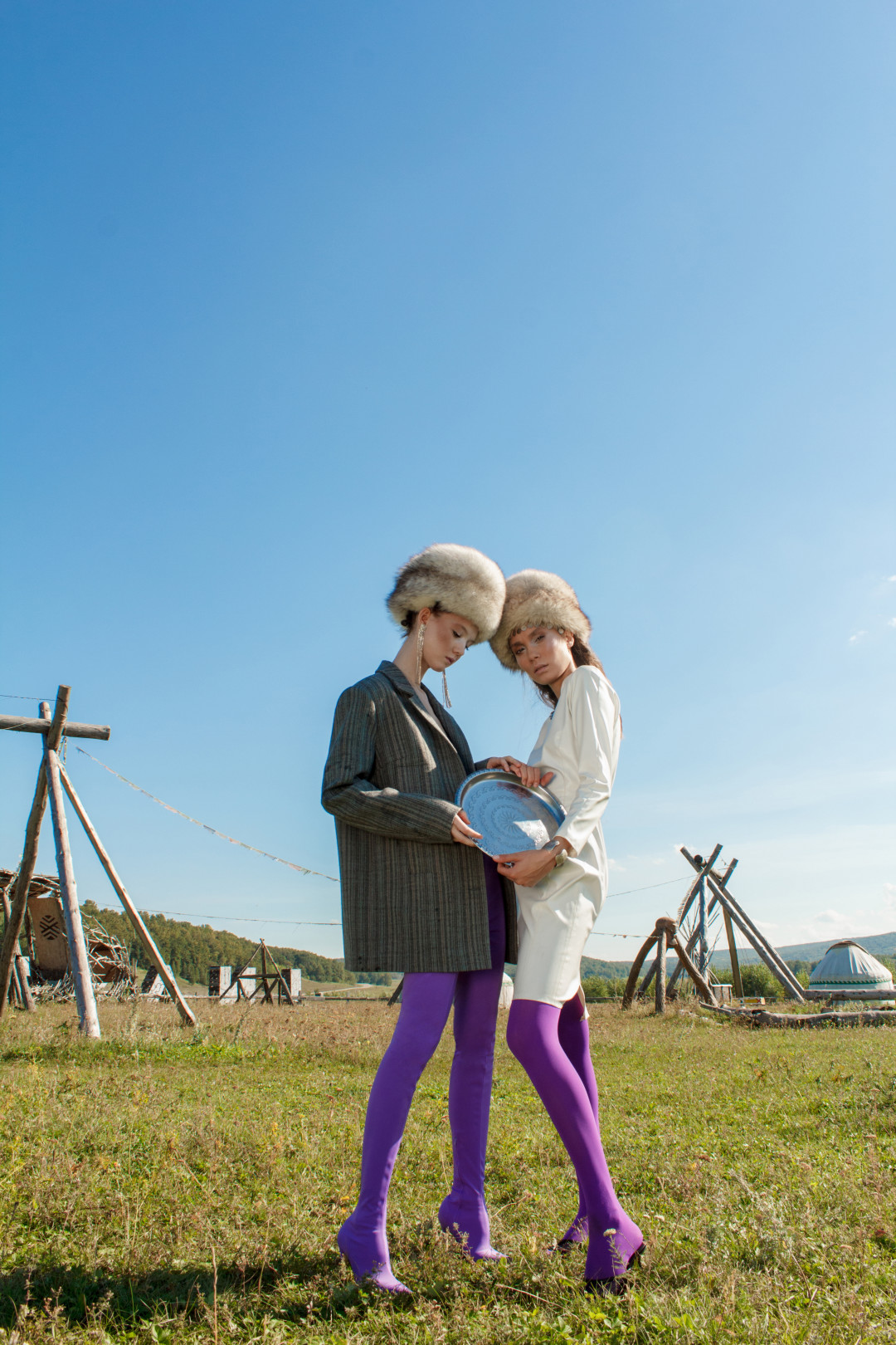 На Гюль: жакет THEME, сапоги BALENCIAGA, серьги ORNAMO, головной убор YARATAM На Энже: платье MASH.CO, колготки CALZEDONIA, головной убор YARATAM