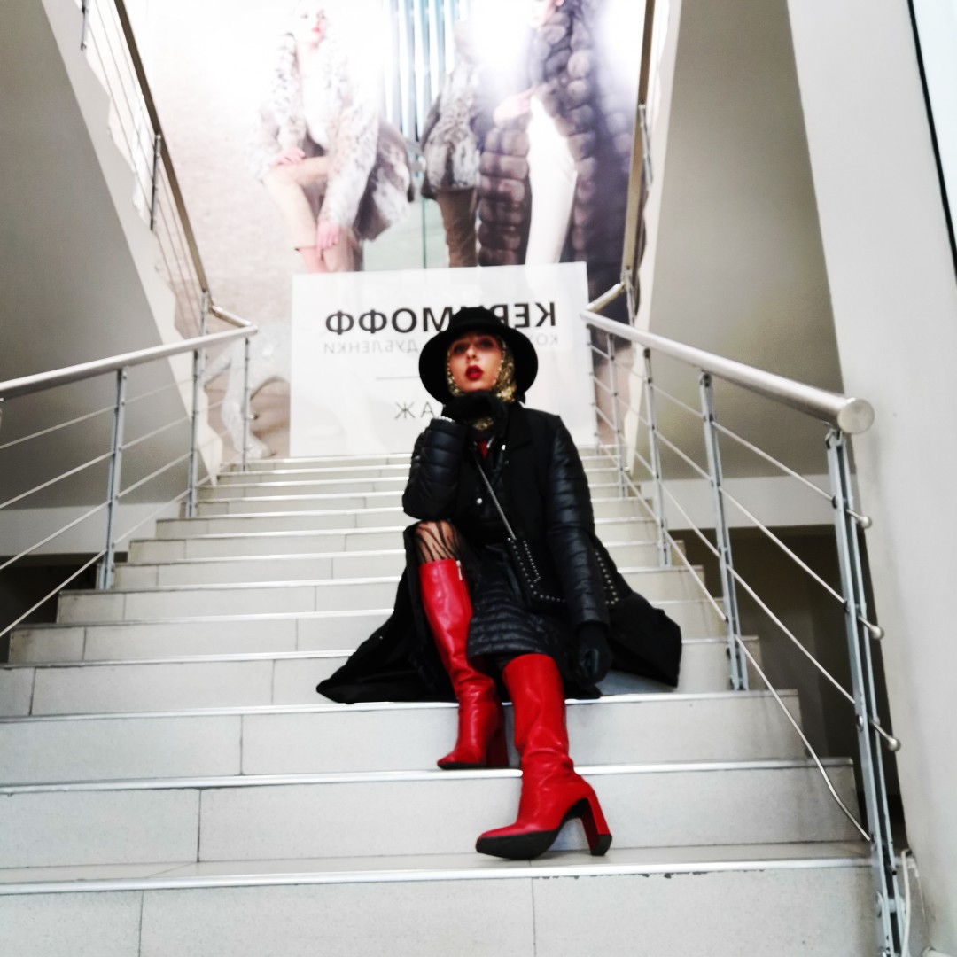 Шляпа «ФедОра» из шерсти, платок с леопардовым принтом, утепленный плащ-двойка со стегаными элементами, Kerimoff