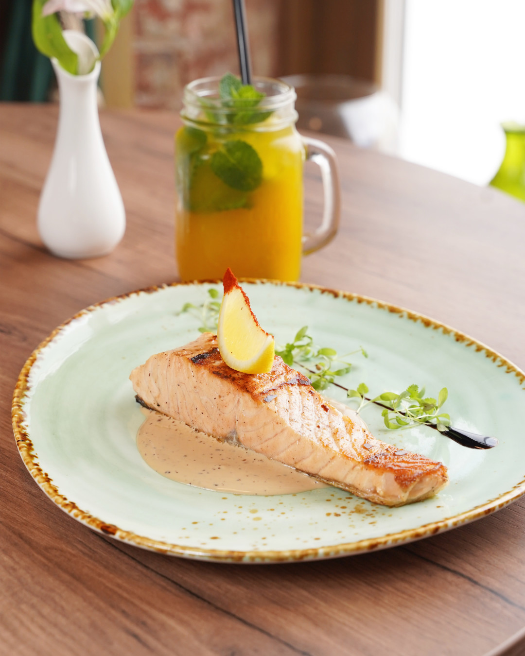 Стейк из филе лосося с теплым осенним соусом