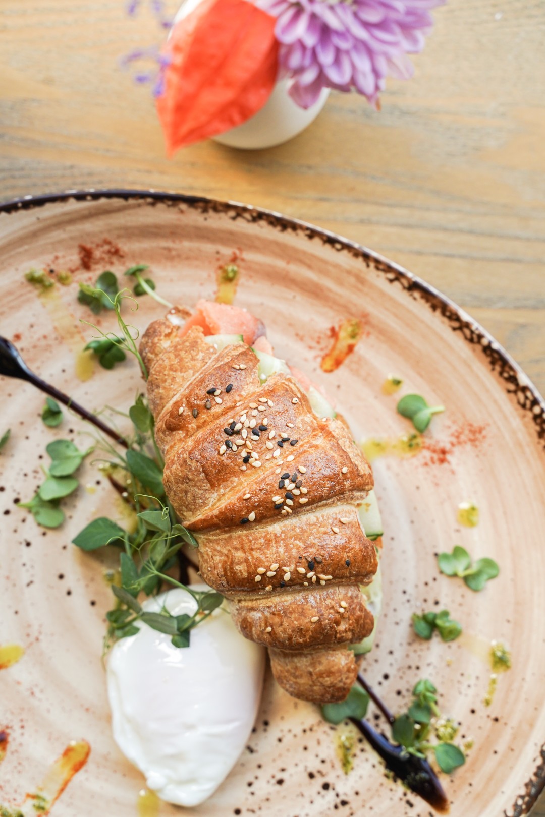 Круассан с семгой и яйцом пашот