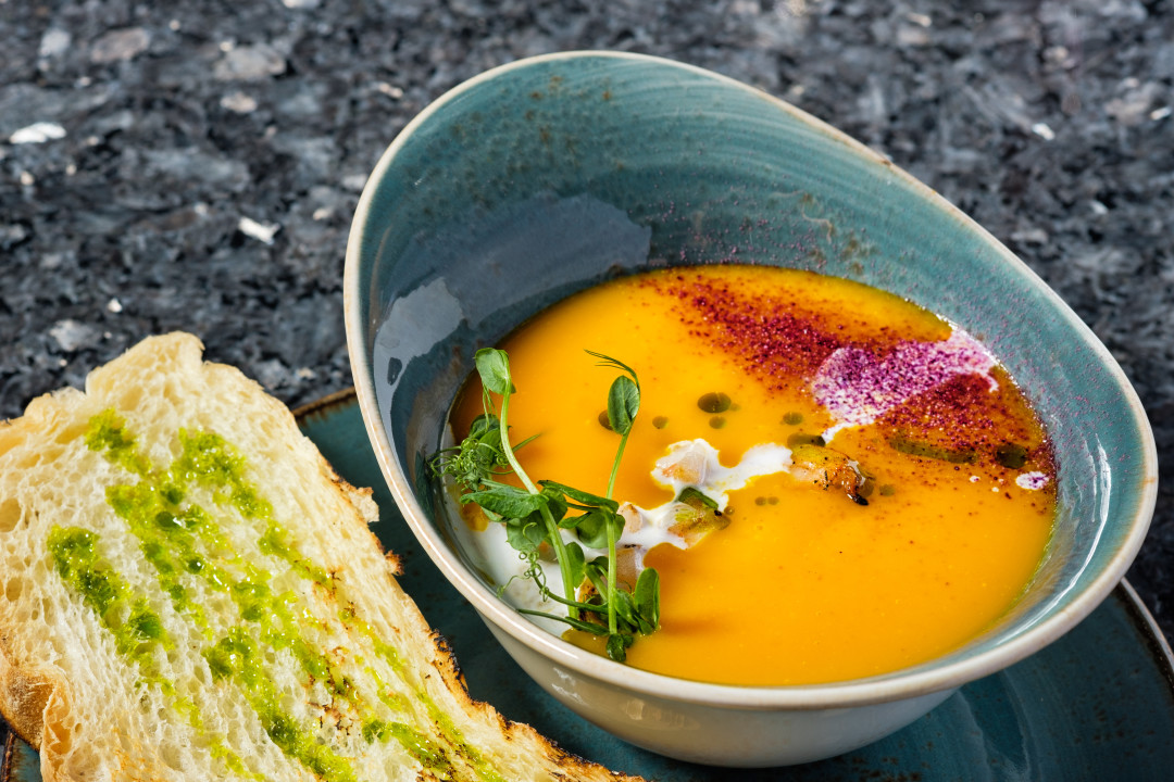 Тыквенный крем-суп с тигровой креветкой