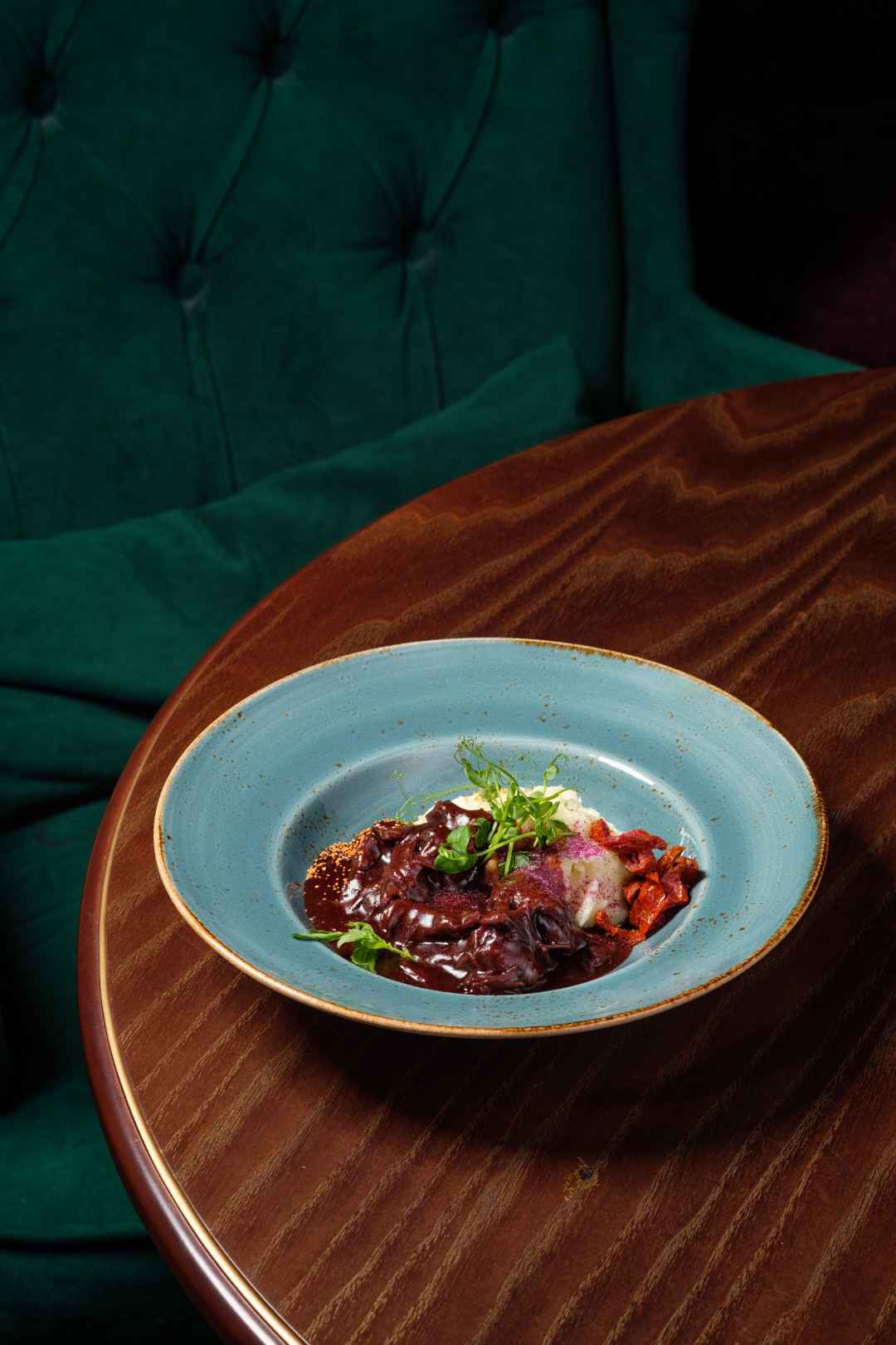 Телячьи щечки с картофельным кремом и вялеными томатами