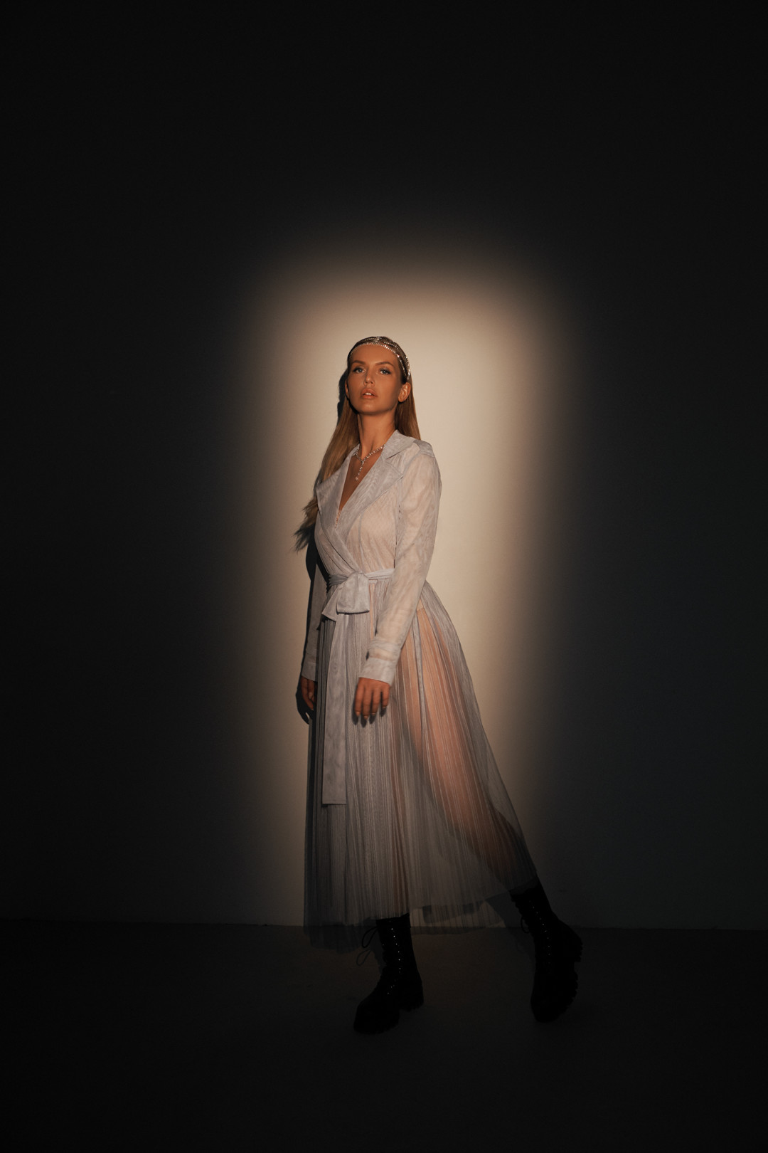 Тренч Max&Co (Max&Co), колье Dani By Daniel K Glamour, кольцо Pesavento Dna Spring, кольцо Carrera Y Carrera Universo Origen, кольцо Dani By Daniel K