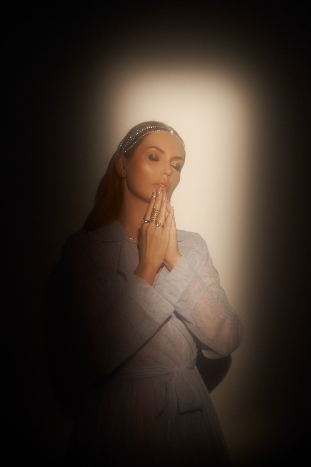 Тренч Max&Co (Max&Co), колье Dani By Daniel K Glamour, кольцо Pesavento Dna Spring, кольцо Carrera Y Carrera Universo Origen, кольцо Dani By Daniel K