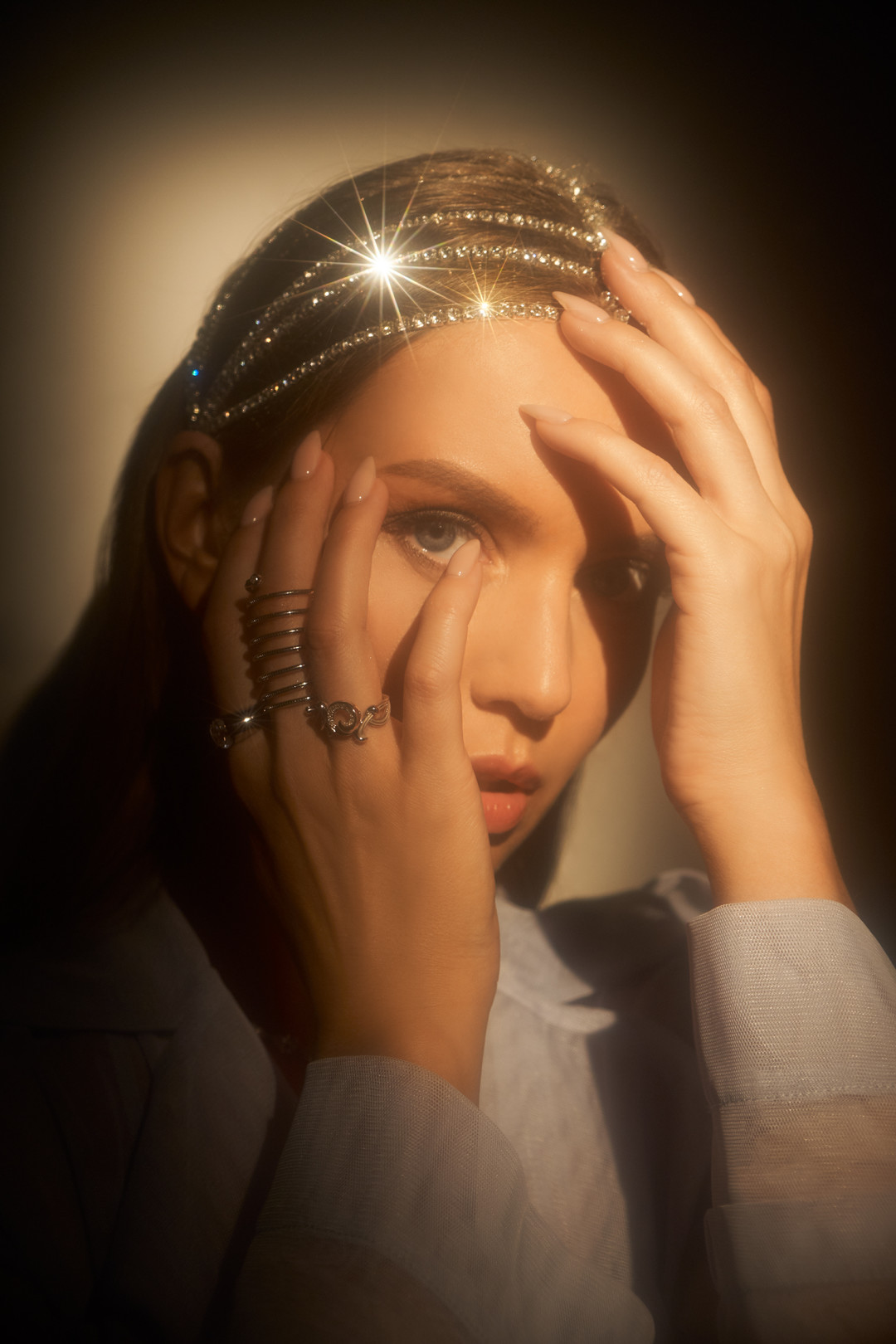 Тренч Max&Co (Max&Co), колье Dani By Daniel K Glamour, кольцо Pesavento Dna Spring, кольцо Carrera Y Carrera Universo Origen, кольцо Dani By Daniel K