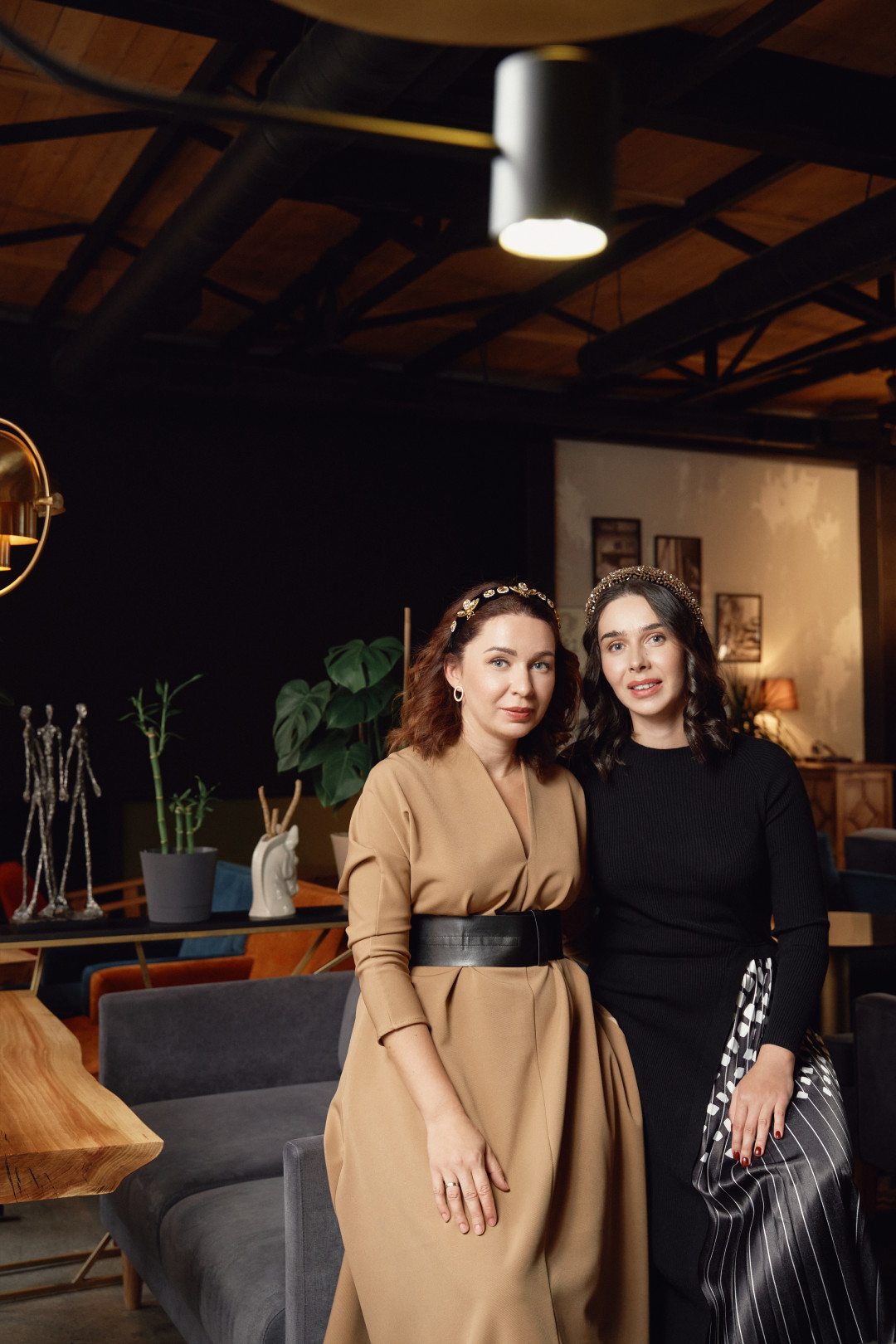 На Ольге: платье и ободок (все – MikaAnika). Макияж и укладка: Ольга Маточкина. На Анне: платье и ободок (все – MikaAnika). Макияж и укладка